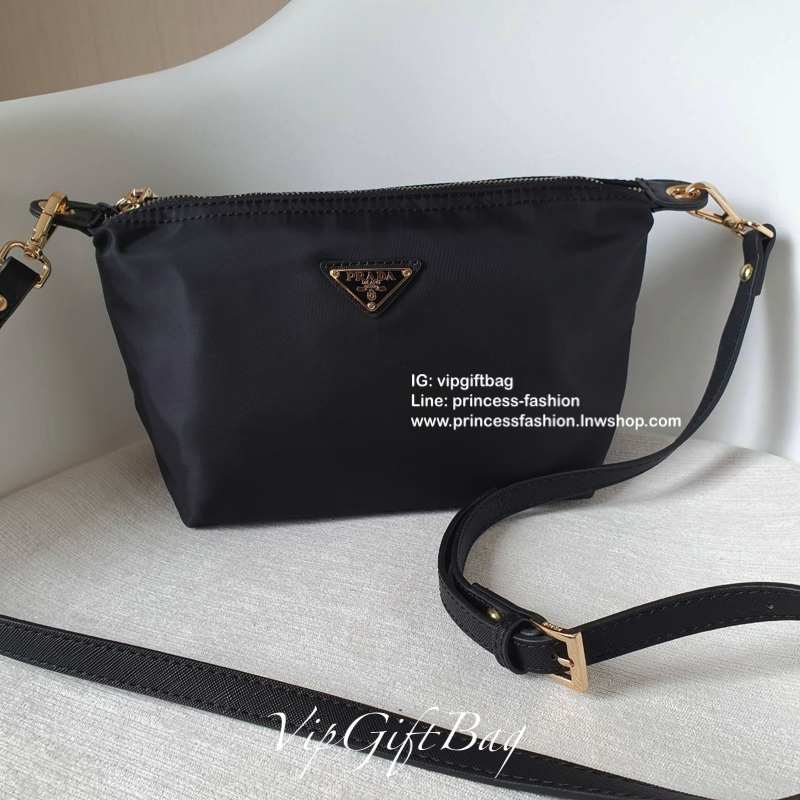 Best Seller ~~ งานพรีเมี่ยมกิ้ฟ จากเคาเตอร์ต่างประเทศ จากแบรนด์ PRADA เป็นกระเป๋า เครื่องสำอางค์ แต่มีสายสะพายยาวให้ 2 สาย เป็นแบบคล้องแขน และสะพายข้างลำตัว ใช้เป็น shoulder bag ได้เลยค่า หรือ ถือลำลองสวยๆ ก้อเลิศค่ะ คุ้มมากค่ะ ภายในมีช่องแบ่งเก็บของอย่าง