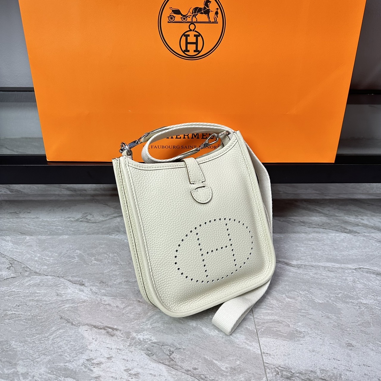 HERMES Evelyne TPM Bag The Perfect Mini Crossbody Bag 17cm กระเป๋าทรงโท้ทแบรนด์หรู เอกลักษณ์ของความสง่างาม เกรดออริ สลับแท้ 1:1 ใช้งานต่างประเทศได้