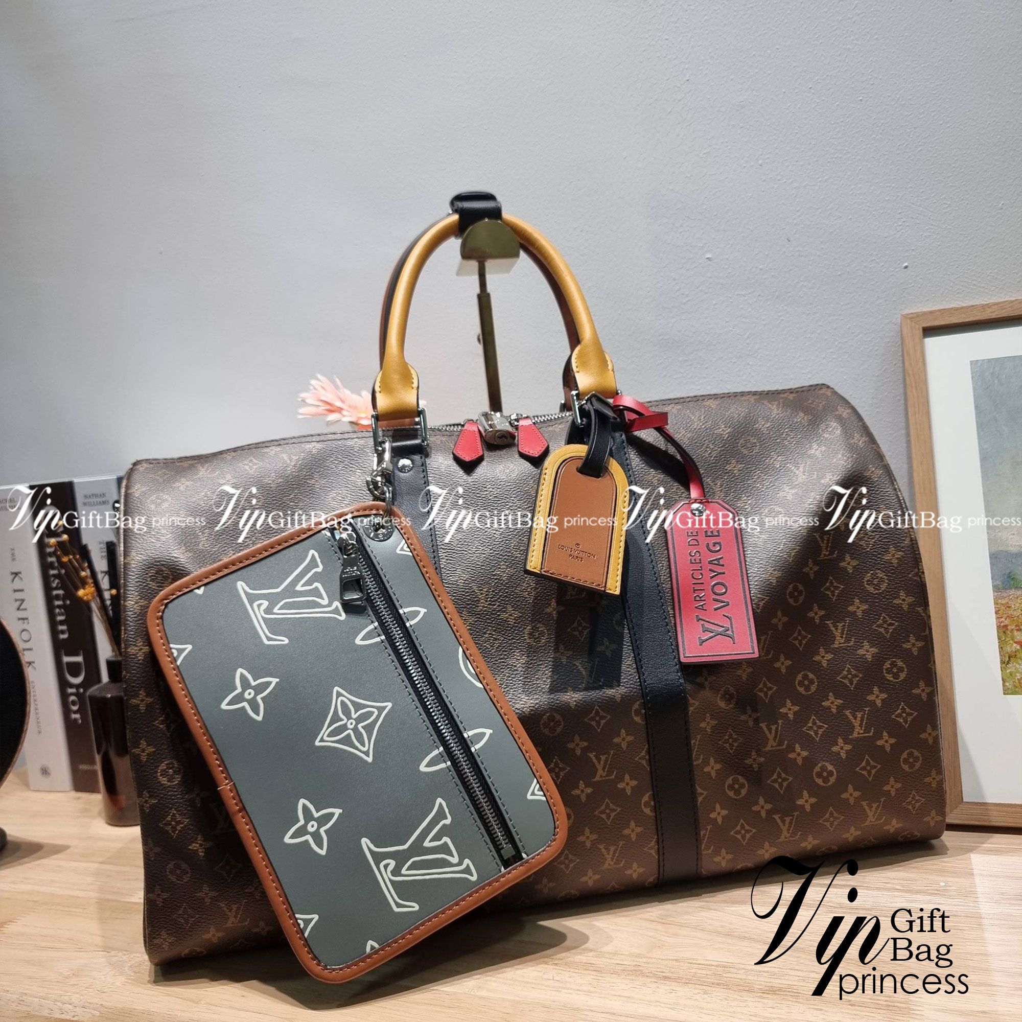 LV KEEPALL BANDOULIERE กระเป๋าเดินทางสุดชิค ที่ทำให้การเดินทางไม่ธรรมดาอีกต่อไป ด้วยลูกเล่น patch แท็กห้อย และใบลูก ที่จัดมาให้ได้เก๋ๆ ไม่ซ้ำใคร วัสดุหนังแคนวาสคุณภาพดี ดีไซน์ลวดลายโมโนแกรมเอกลักษณ์ ซิปมีตัวล็อคไว้ให้แน่นหนา มีสายสะพายครอสให้ ภายในโล่งกว้