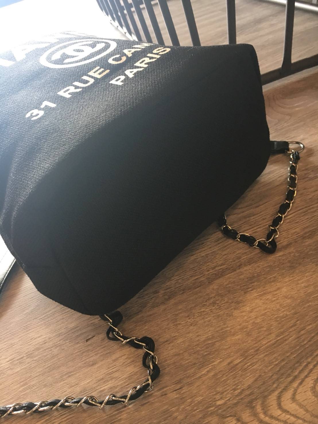 New Limited! กระเป๋าเป้ ทรงขนมจีบ ตัวใหม่จากพรีเมี่ยมกิ้ฟ แบรนด์ Chanel กับทรง Chanel canvas jumbo bucket & backpack bag พร้อมส่งค้า โดดเด่นด้วย **ทรงน่ารัก ตัวกระเป๋า canvas ทั้งใบสกรีนโลโก้สีขาว อะไหล่เงิน สายสะพายมี Gimmick♡ สายหนังต่อผสมโซ่สลับ