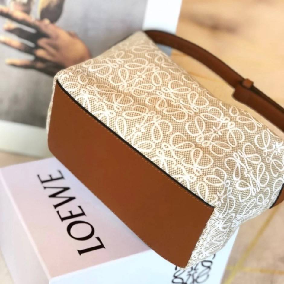 LOEWE CANVAS BAG VIP GIFT WITH PURCHASE (GWP) พรีเมี่ยมกิ๊ฟ Limited จาก LOEWE HAUTE PARFUME DUTYFREE COUNTER วัสดุ CANVAS ตัดหนังแท้ ดีไซน์ทรงยอดฮิตประจำปีเลย! ปักโลโก้แบรนด์บนผ้าทั้งใบเป็นเอกลักษณ์ เปิดปิดด้วยซิปยาวภายในโล่งกว้าง ใส่กระเป๋าสตางค์ยาว มือถ