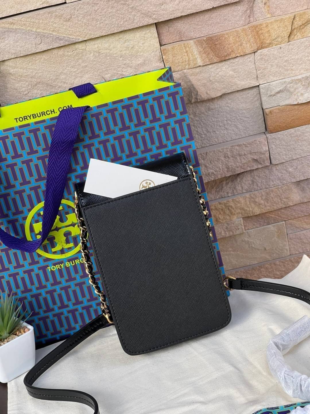 OUTLET 】Tory burch robinson mixed materials phone crossbody ไอเท็มหรูจากแบรนด์ดังอย่างTory burch อีกแบรนด์สุดคลาสสิกที่มีทั้งความเท่และความเรียบหรูลงตัว กับรูปทรงแบบมินิมอลสีเหลี่ยมมุมโค้งเรียบ ๆ ดีไซน์ฝาพับปิดกระเป๋าได้มิดชิด ยังมีลักษณะที่แนบกับตัวผู้ใช