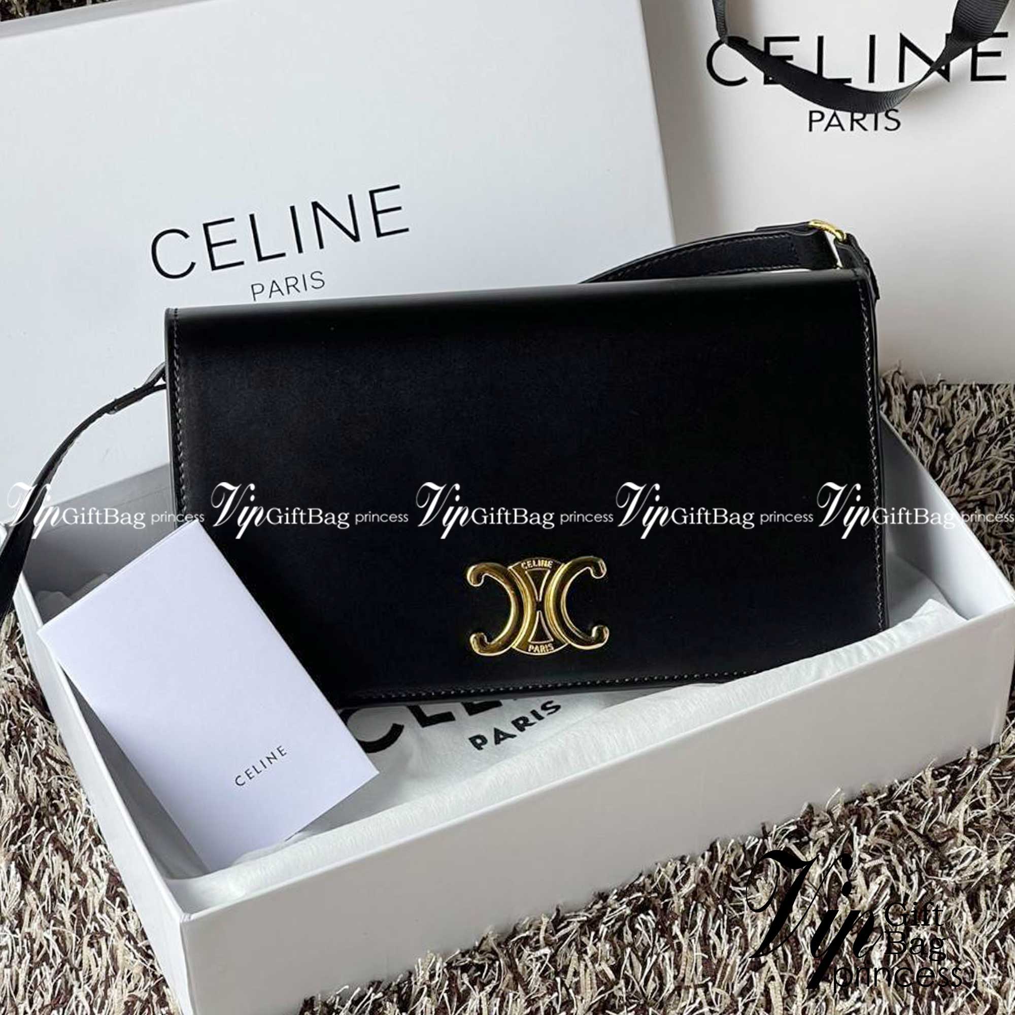 CELINE TRAPEZE TRIOMPHE BAG ดีไซน์เรียบหรู Timeless โดดเด่นมีเอกลักษณ์ ใช้ได้หลายโอกาส แมทช์กับการแต่งตัวง่าย จึงครองใจสาว ๆ ได้ไม่ยาก โดยเป็นกระเป๋าสะพายไหล่ที่อัดแน่นด้วยกลิ่นอายความคลาสสิกและหรูหราตามแบบฉบับของ Celine ด้านหน้าตกแต่งด้วยโลโก้สีทองโดดเด่