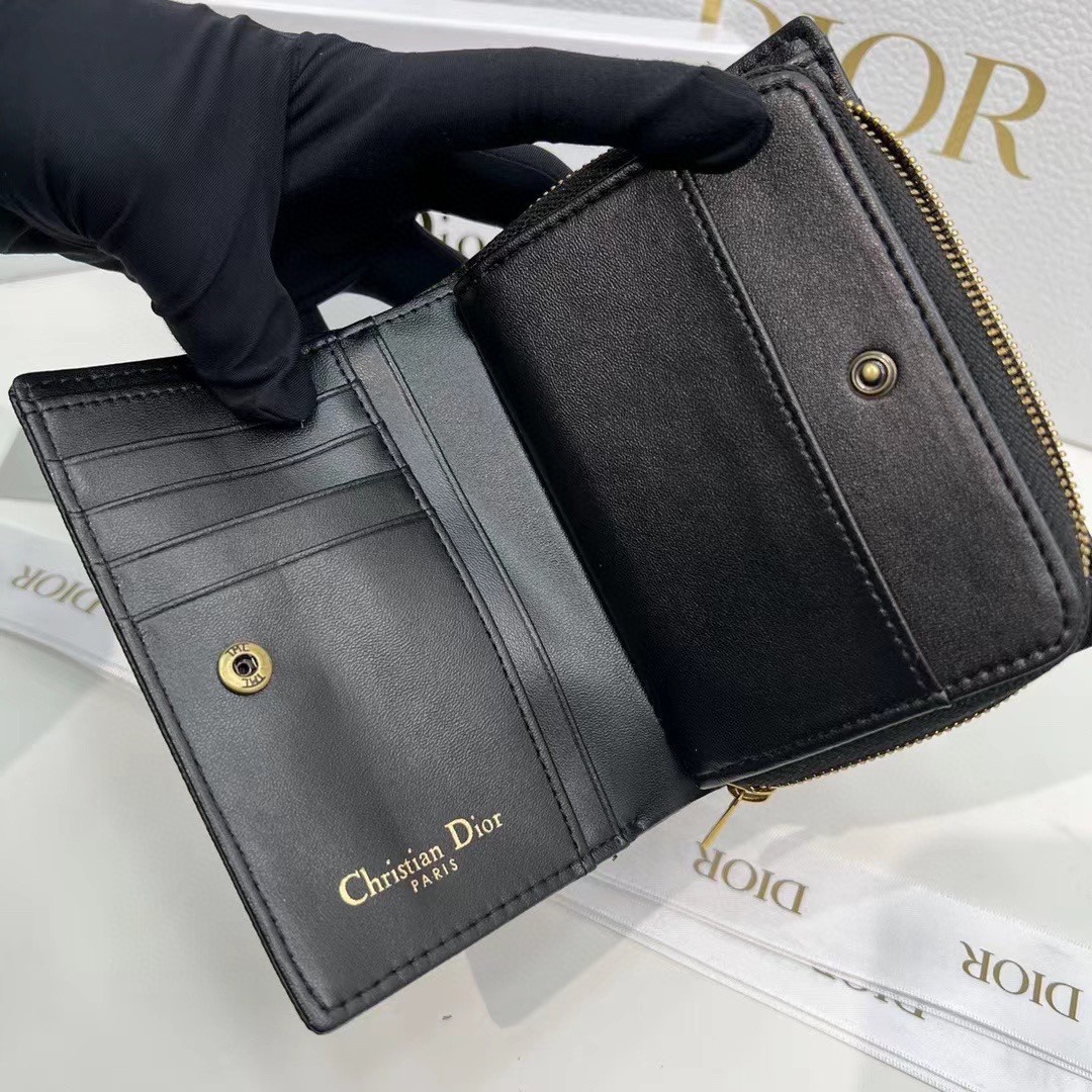 DIOR WALLET รุ่นใหม่ล่าสุด! กระเป๋าสตางค์ใบกลาง รับทรัพย์ จากแบรนด์ DIOR หนังสวยหรู ตกแต่งกิมมิคด้วยตัวห้อย D ด้านหน้า
