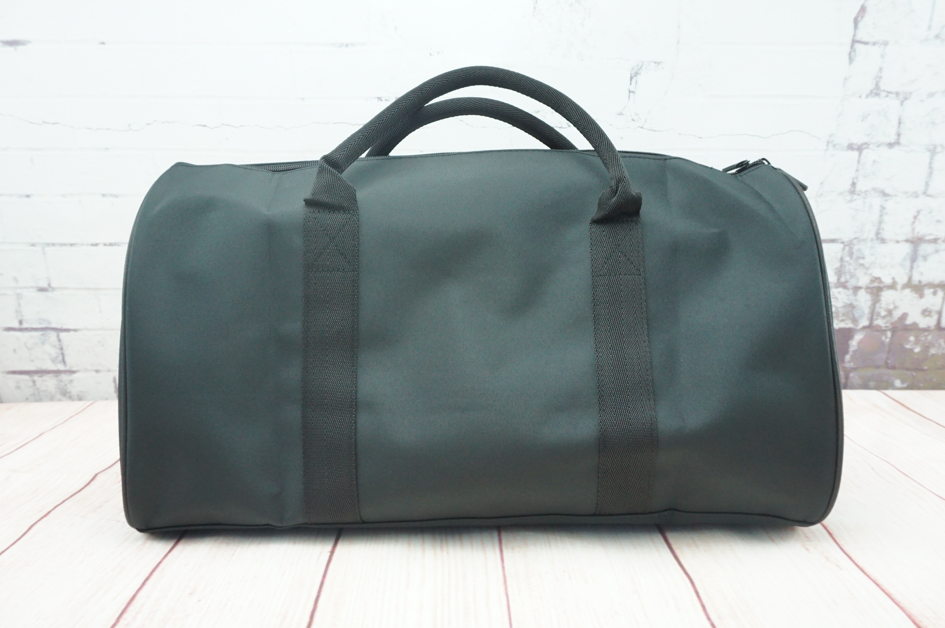 Chanel Duffel / Travel Bag กระเป๋าแบรนด์ Chanel VIP gift Bag ของแท้ 100% ใช้เป็นกระเป๋าเดินทางหรือหิ้วไปฟิตเนส ไปยิม เก๋ๆก็ได้ค่ะ หัวซิปปั้มโลโก้ ด้านในเป็นช่องกว้าง และมีอีกหนึ่งช่องซิป ทำจากผ้าหนาผิวมัน กันน้ำได้ ดูเรียบ แต่หรู มาพร้อมสายยาว ถอดสายได้ ก