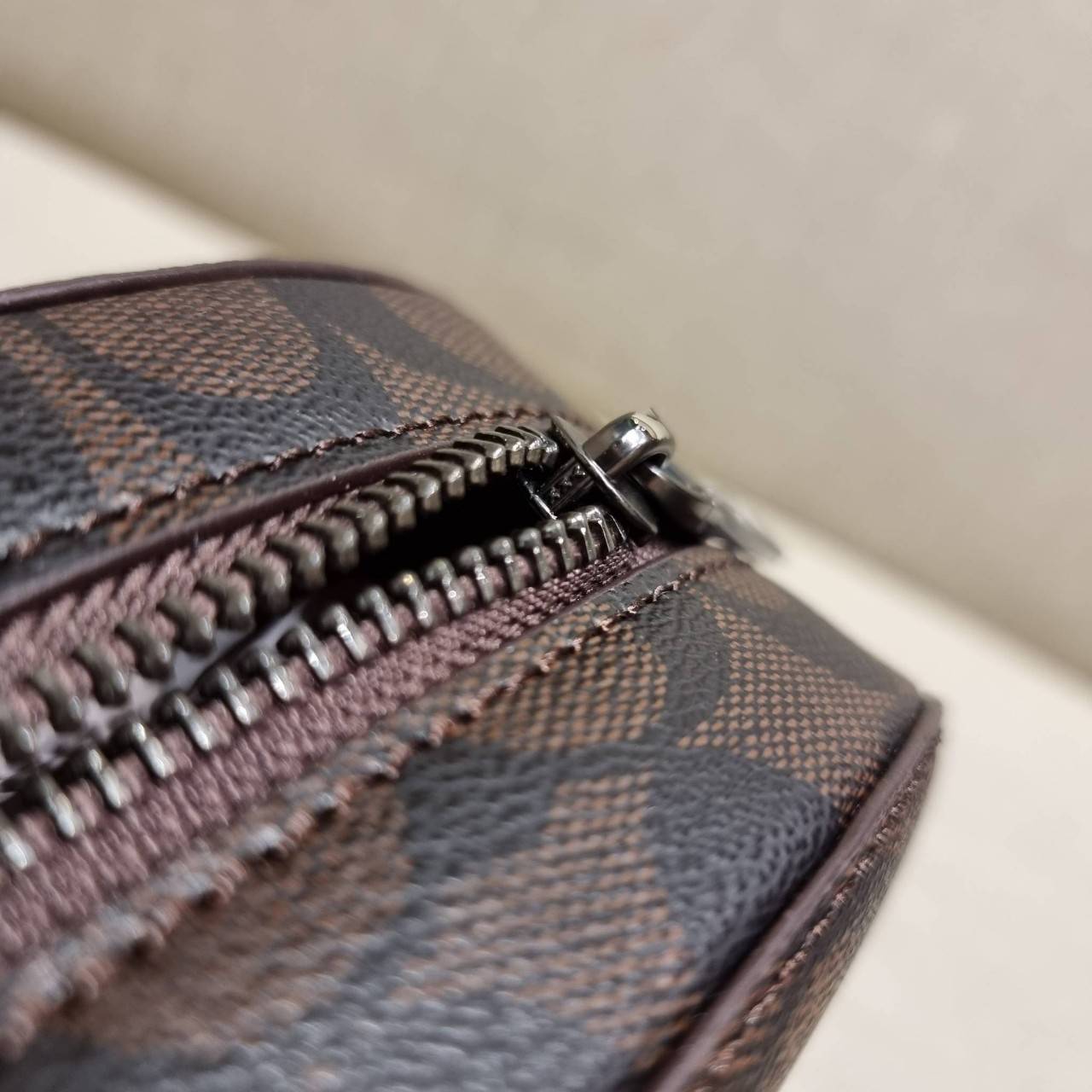 COACH 2628 MINI SERENA CROSSBODY IN SIGNATURE CANVAS ใหม่ที่สุด!! พร้อมส่งทุกสีเด็ด!! ย่อส่วนกระเป๋าสะพายคอลเลคชั่นยอดฮิต มินิเซเรนา ที่รับรองว่าน้องน่ารักม้ากกก!! ขนาดเล็กกุ๊งกิ๊ง แต่ดีเทลยิ่งใหญ่ วัสดุหนังแคนวาสเคลือบลาย เปิด-ปิดด้วยซิป สะดวกใช้ ภายในเป