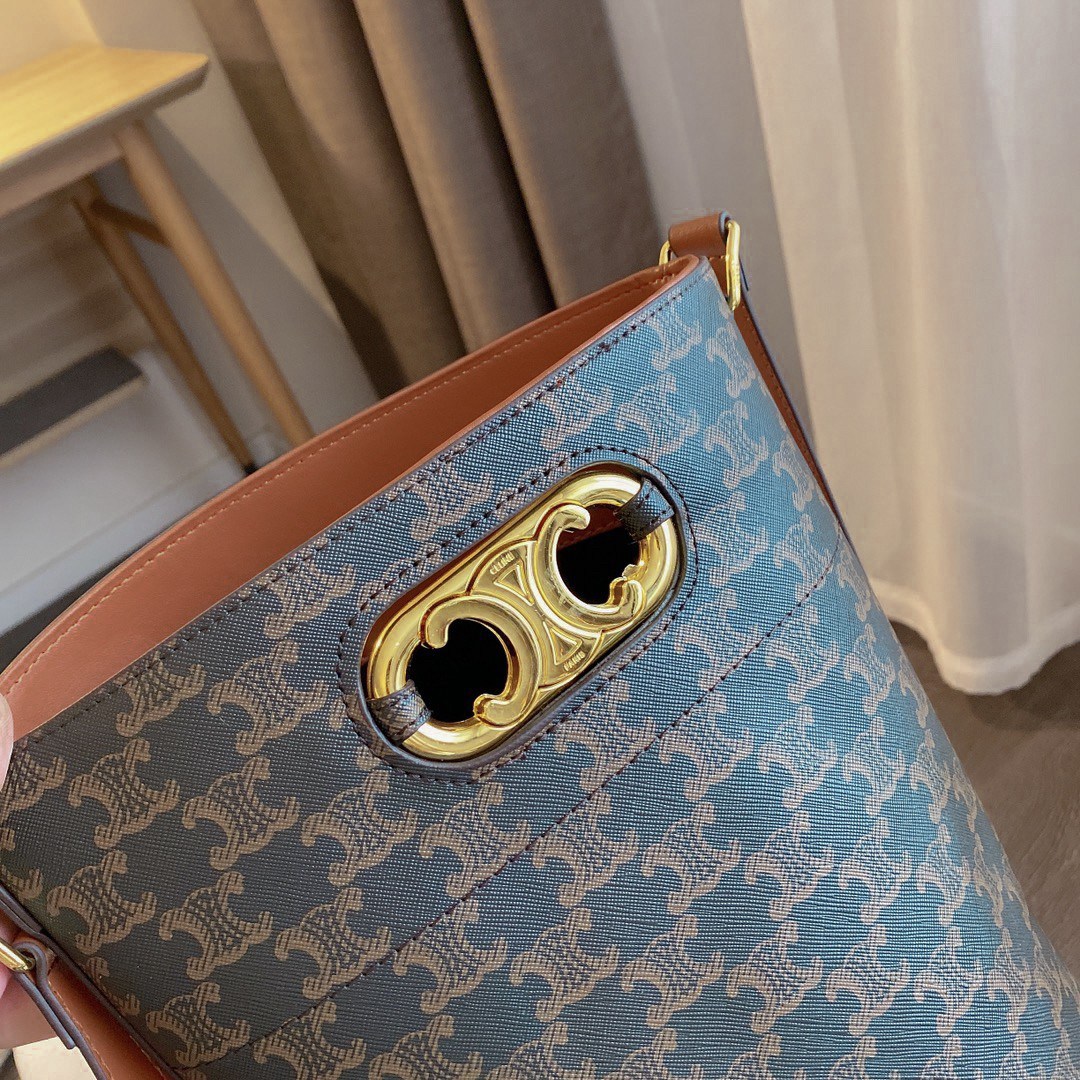 พรีเมี่ยมกิ๊ฟแท้ 100% 】CELINE BAG IN TRIOMPHE CANVAS AND CALFSKIN TAN VIP GIFT WITH PURCHASE (GWP) กระเป๋าสะพายไหล่/CROSSBODY ทรงสวยมีสไตล์เป็นเอกลักษณ์ตัวกระเป๋า ด้านหน้าประดับโลโก้แบรนด์สีทอง