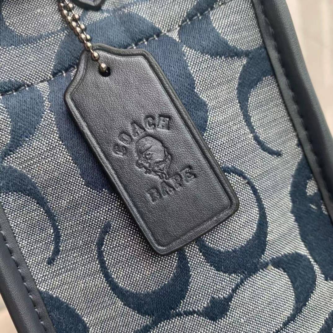 Coach Bape X Coach Tote 22 In Signature Jacquard กระเป๋าถือและครอสบอดี้โท้ทมินิไซส์ รุ่นใหม่สุดฮอต!! ใบจริงคือน่ารักม้ากกกก!! สวยอยู่ทรง มี 2 สี น่ารักน่าใช้ วัสดุหนังแคนวาส มาพร้อมหูจับในตัวและสายสะพายข้าง ถอดออกหิ้วเก๋ๆก็ได้ หรือสะพายถ่ายรูปชิคๆก็ดูดี ล