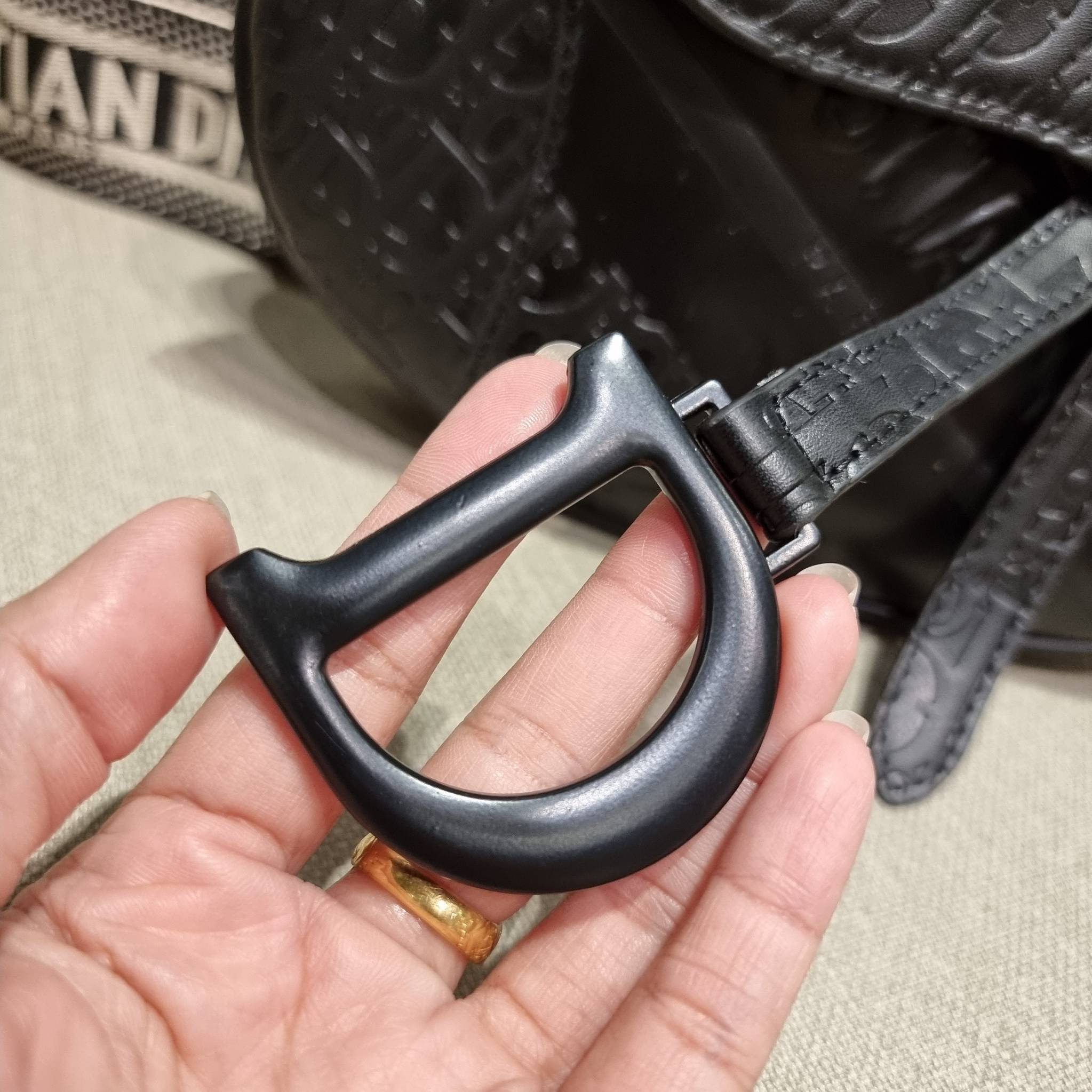 VIP CD OBLIQUE SADDLE BAG / DIOR SADDLE กระเป๋าสะพายข้าง ทรงสวยไม่ซ้ำใคร กิมมิคในตัว ดูแพง ไซส์ใหญ่ ดีไซน์ย้อนยุค เป็นเอกลักษณ์สวยทุกแบบ เปิด-ปิดด้วยกระดุมแม่เหล็กซ่อน ใช้งานง่ายมากๆ ภายในเป็นช่องโล่ง มีช่องซิป ใบสีดำเป็นหนังแท้ ใบลายเป็นผ้าแคนวาส ดูดี ดู