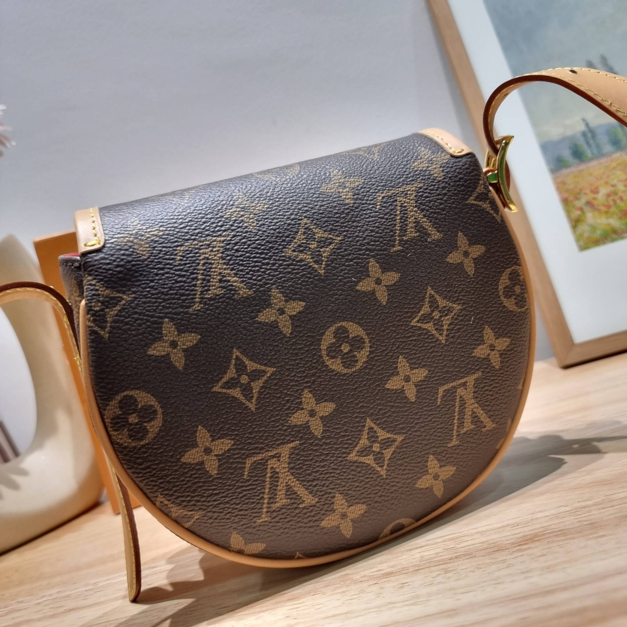 LV Tambourine Monogram Crossbody Bag รุ่นลิมิเต็ดหายาก กับกระเป๋าสะพายทรงสวย ดีไซน์คลาสสิค วัสดุหนังแคนวาสตัดสลับหนังแท้ เปิด-ปิดกระเป๋าด้วยอะไหล่สายคาด สายสะพายในตัว ปรับได้ หรือซ่อนสายและถือเป็น clutch ออกงานก็ได้ ดูแพงมากๆ ภายในเป็นช่องโล่ง ใส่ของจุกจุ