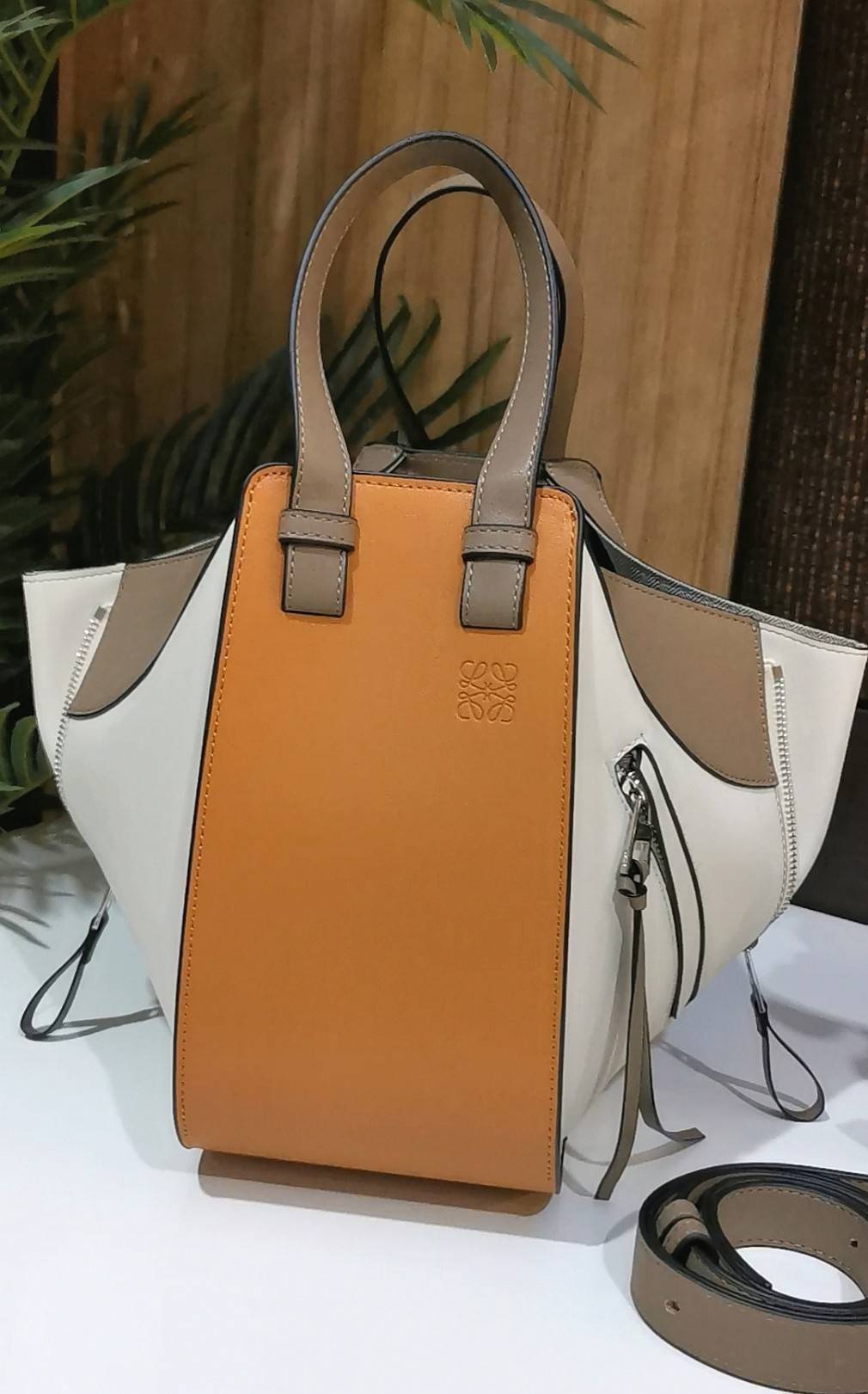 LOEWE HANDLE & SHOULDER BAG GIFT WITH PURCHASE GWP รุ่น Rare items สุดๆวัสดุหนังแท้ Calfskin หนังสวยดีไซน์มีเอกลักษณ์ ใบใหญ่กำลังดี น้ำหนักเบา สามารถปรับได้หลายทรง ด้านข้างมีซิปปรับขยายได้ ภายในโล่งกว้าง ใส่กระเป๋าสตางค์ กล้อง มือถือ ของใช้ได้เยอะ หูหิ้วห