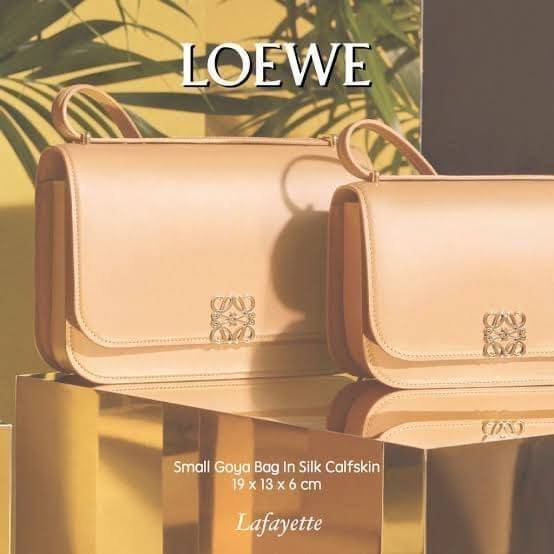 small : LOEWE Goya anagram small leather shoulder bag มาทำความรู้จักทุกดีเทลของ กระเป๋า GOYA ไอเท็มใบใหม่ล่าสุดจาก Loewe ด้วยรูปทรงกล่องอันคลาสสิกที่มาพร้อมรายละเอียดอันน่าค้นหา ด้วยรูปทรงบ็อกสุดคลาสสิก พร้อมโครงสร้างที่กะทัดรัดเปี่ยมไปด้วยสเน่ห์น่าค้นหา 
