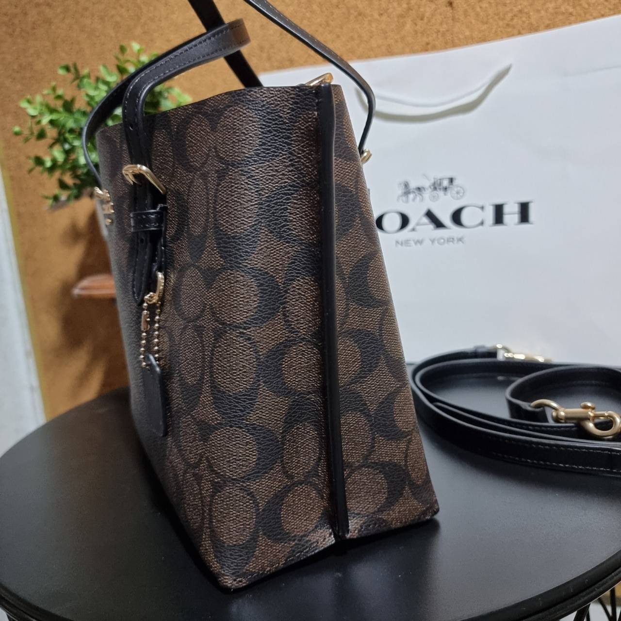 COACH C4250 MOLLIE TOTE 25 IN SIGNATURE CANVAS น้องมาแล้วจ้าาา ใหม่ล่าสุด กระเป๋าโท้ทไซส์เล็กที่สาวๆตามหา ดีไซน์คลาสสิคเหมือนเดิม เพิ่มเติมคือสะดวกขึ้นเยอะ!! ย่อส่วนมาจากใบใหญ่เป๊ะๆ น่ารักน่าใช้มากๆ วัสดุหนังแคนวาสเคลือบลาย ภายในโล่งกว้าง มีช่องซิปกลางใส่