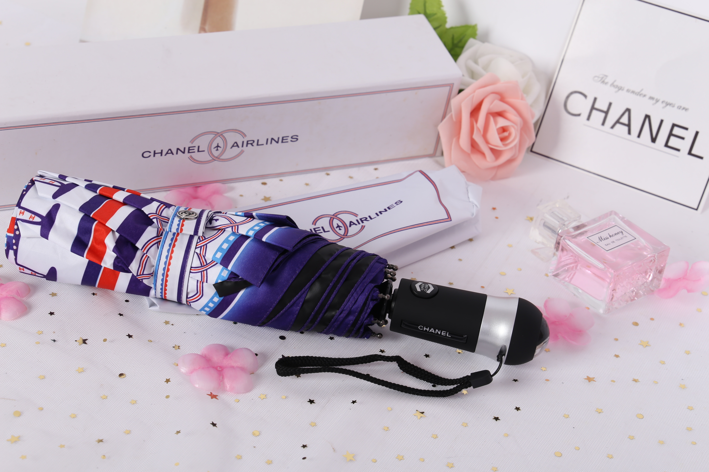 Chanel VIP Umbrella Set - Rare & Limited Chanel Airlines Edition - box & sleeve Vip Gift Chanel ของแท้ 100% ด้ามจับและกระดุมมีแบรนด์ชาแนลทุกจุด ตรงปลายด้ามจับเป็น Handy LED Light to Handle ไฟเปิด-ปิด และเปลี่ยนสีได้อัตโนมัติ ใช้ส่องเวลาเดินตอนกลางคืน ใช้ถ