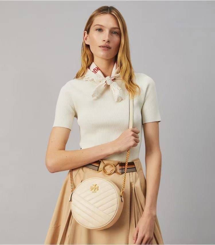 Tory burch Kira Cheron Circle Crossbody กระเป๋าสะพายคาดลำตัวรุ่นนี้โดดเด่นด้วยรูปทรงกลมสุดชิค ขนาดกะทัดรัด พร้อมด้วยหนังกระเป๋าที่ทำจากหนังแท้คุณภาพดี เพราะ Kira Chevron เป็นรุ่นที่ตอบโจทย์และครองใจสาว ๆ ได้อย่างแท้จริง เนื่องจากมีดีไซน์เรียบหรู โดยทางแบร