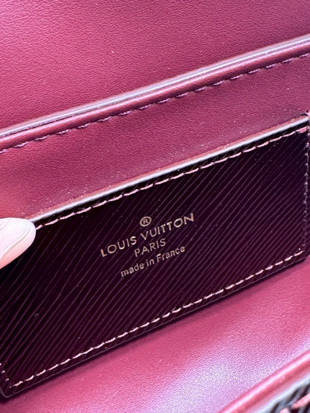 ORI หนังแท้ | LV Twist West Bag กระเป๋าสะพายหนัง Epi ลายเกรน สุดคลาสสิกมาดีไซน์ใหม่ในรูปทรงยาวเผยลุคมีระดับเหนือกาลเวลา ความหรูหราเข้ากับสตรีตสไตล์