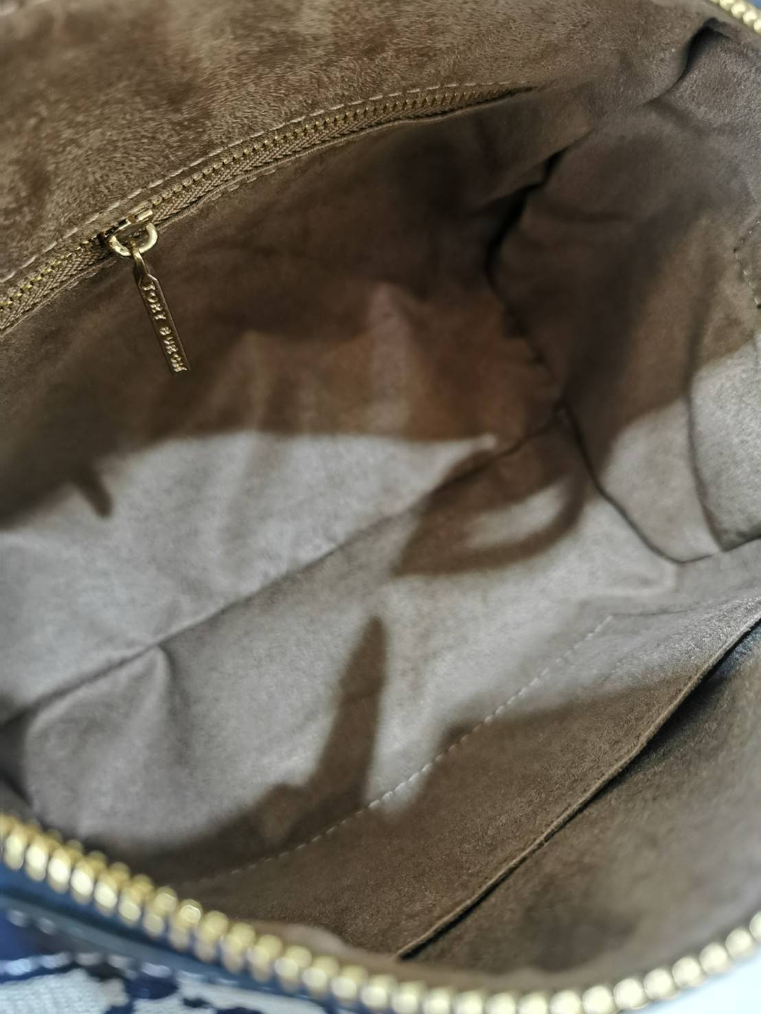 TORY BURCH FACTORY MONOGRAM JACQUARD BOSTON BAG กระเป๋าถือหรือสะพายรุ่นใหม่ล่าสุดจาก TORY BURCH FACTORY วัสดุ Woven Jacquard & Leather ในลาย Jacquard คงเอกลักษณ์แบรนด์สวยอยู่ทรงดีไซน์โดดเด่นทรง Boston เปิดปิดด้วยซิปคู่สะดวกใช้ขนาดกำลังดีใส่กระเป๋าสตางค์ยา