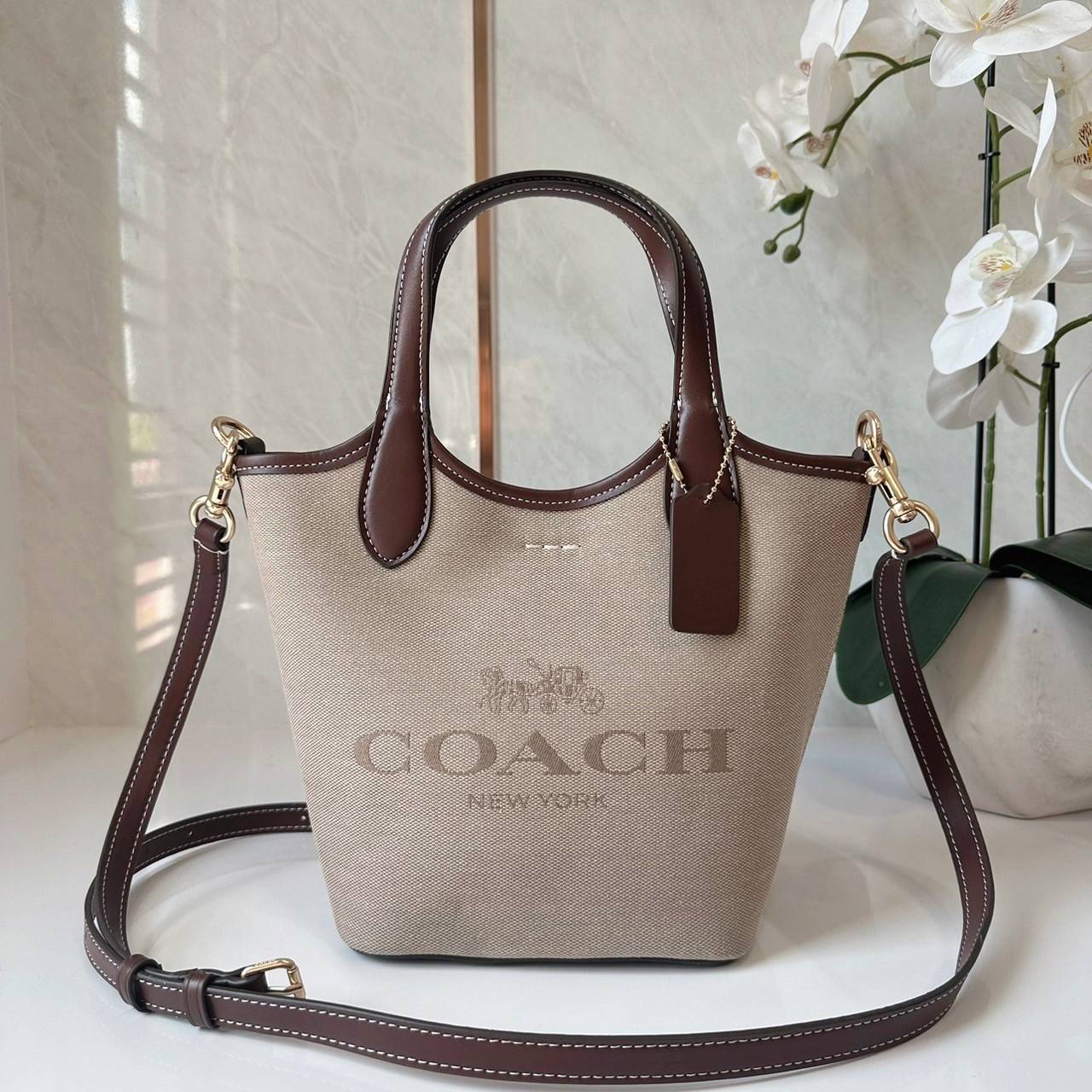 พร้อมส่ง 5 สี COACH HANNA BUCKET BAG กระเป๋าถือ/สะพายข้างทรงบักเก็ตรุ่นใหม่ดีไซน์เก๋น่ารัก เกรดท็อปออริ เกรดดีสุด สลับแท้ 1:1 ใช้ต่างประเทศได้