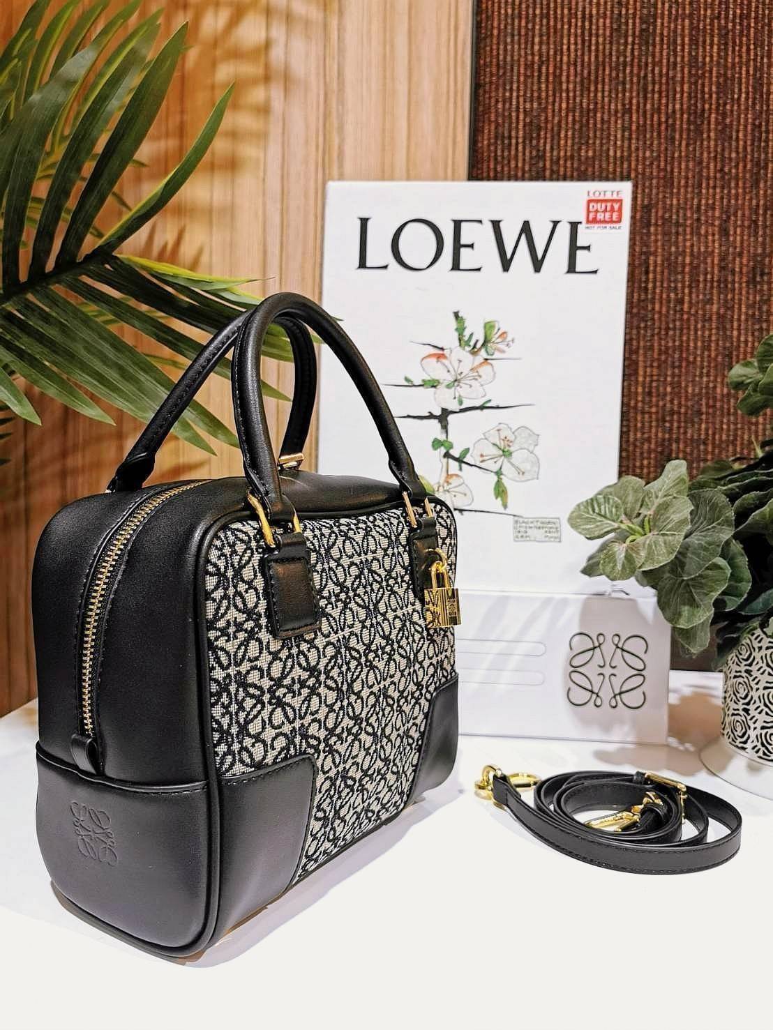 LOEWE ANAGRAM BAG VIP GIFT WITH PURCHASE (GWP) ไอเท็มใหม่! ดีไซน์สวยหรูคงเอกลักษณ์ด้วยวัสดุ Anagram Canvas Jacquard Fabric ผสมผสานหนังแท้ Calfskin ลงตัวสุดคลาสสิค เปิดปิดด้วยซิปแบรนด์อะไหล่ทองขนาดกำลังดี น้ำหนักเบา ใส่กระเป๋าสตางค์ใบยาว มือถือ ของใช้ได้เย