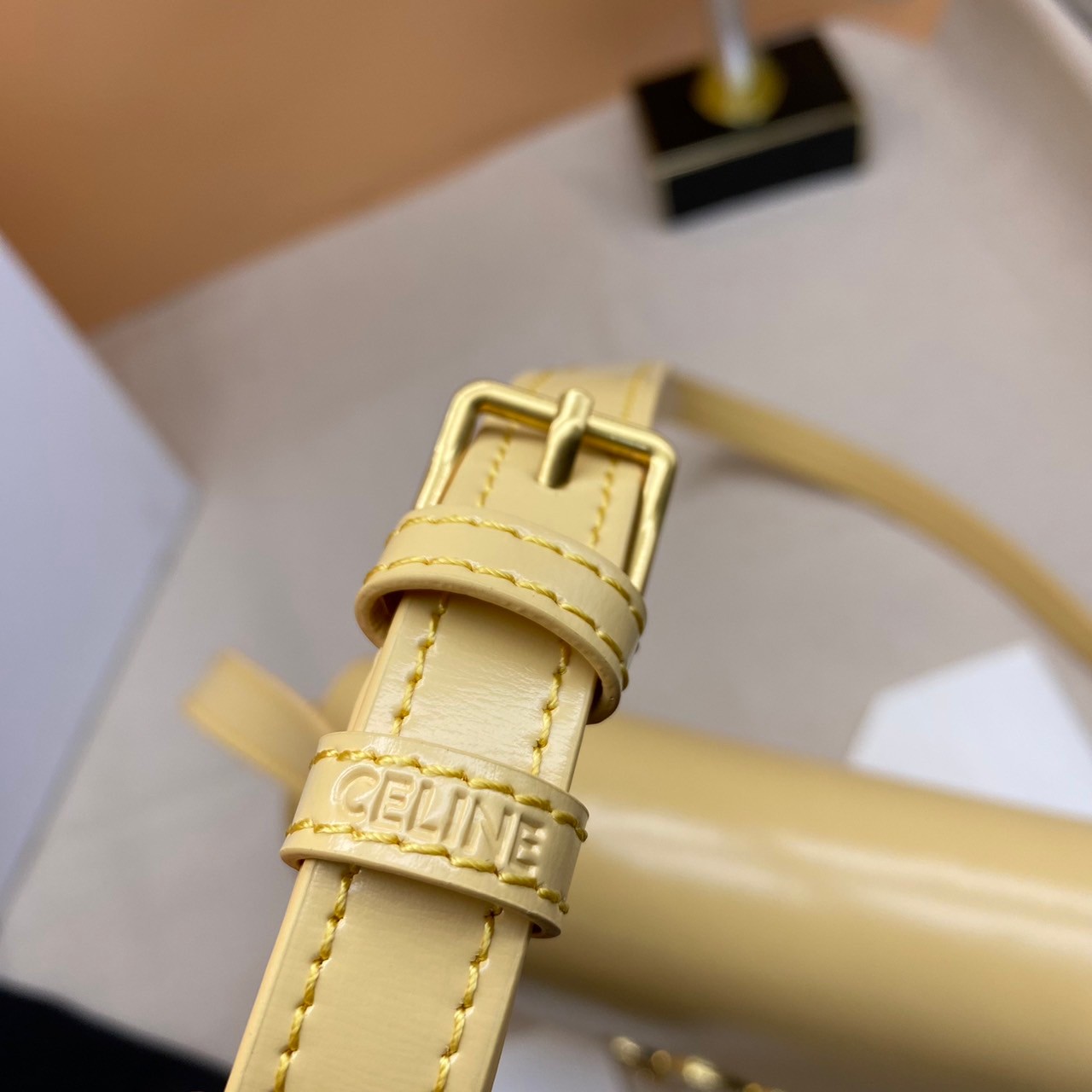 TEEN 18cm : CELINE TEEN TRIOMPHE BAG IN SHINY CALFSKIN / Celine Triomphe Bag / Celine Bag พร้อมส่ง 7 สี เกรดออริ 1:1 กระเป๋าแบรนด์หรูที่ควรมีแห่งปี รูปทรงสี่เหลี่ยมรุ่นฮอตฮิตของเหล่าดาราและเซเลบทั้งหลาย ดีไซต์เรียบหรู