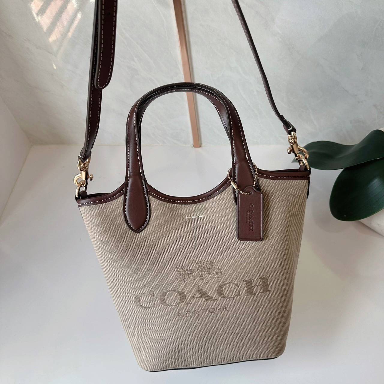พร้อมส่ง 5 สี COACH HANNA BUCKET BAG กระเป๋าถือ/สะพายข้างทรงบักเก็ตรุ่นใหม่ดีไซน์เก๋น่ารัก เกรดท็อปออริ เกรดดีสุด สลับแท้ 1:1 ใช้ต่างประเทศได้