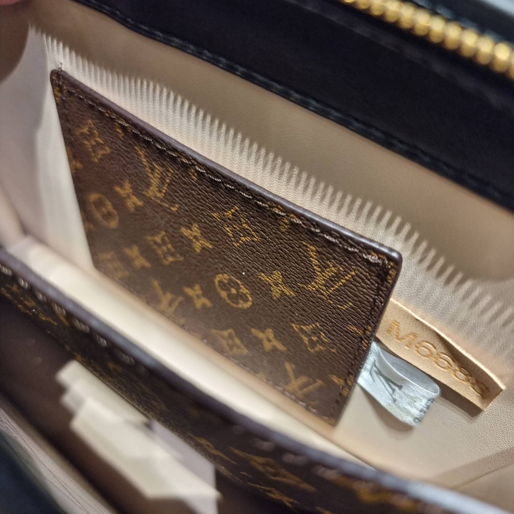 LOUIS VUITTON TRUNK CLUTCH Monogram / LV TRUNK CLUTCH กระเป๋าสะพายกึ่งคลัทช์ ทรงสวย ที่สาวๆเรียกร้อง วัสดุหนังแคนวาส ดีไซน์ทุกอย่างได้ลงตัว หรูหรา ปากกระเป๋ามีสายคาดล็อค และช่องซิปปิด ภายในแบ่งสัดส่วนไว้ดีมากๆ มาพร้อมสายสะพายโซ่สลับหนัง ที่ถอดออกได้ พกเป็