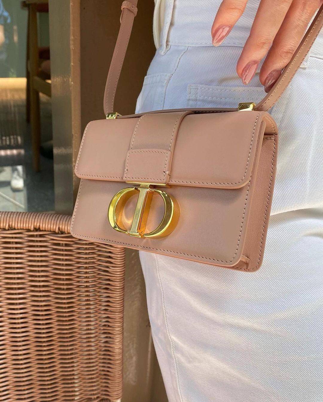 CHRISTIAN DIOR MINI BAG VIP GIFT WITH PURCHASE (GWP) พรีเมี่ยมกิ้ฟ Limited Edition จาก DIOR DUTYFREE COUNTER วัสดุหนังแท้ Calfskin ทรงสี่เหลี่ยมหนังเรียบสวยหรูอยู่ทรงเปิดปิดด้วยฝาปิดโลโก้แบรนด์อะไหล่ทองด้านหลังมีช่องใส่ของ ภายในโล่งมีโลโก้สามารถใส่มือถือข