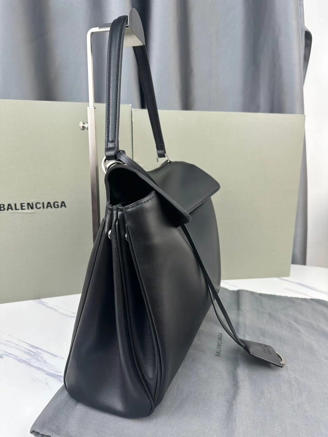 Balenciaga Rodeo Medium Handbag in Black 35cm กระเป๋าสะพายหนังเรียบผิวสัมผัสนุ่มสบายผิว ดีไซน์เรียบหรูตามเอกลักษณ์ของแบรนด์ ภายในโล่งกว้าง จุของได้เยอะ ใบจริงน้องสวยน่าใช้มาก