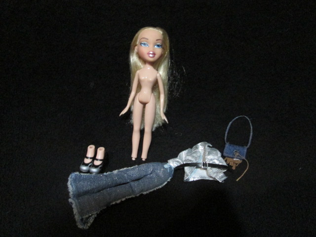 Bratz Dolls_ Cloe in Metal Fashion ตุ๊กตา Bratz มือสองของแท้สภาพดี