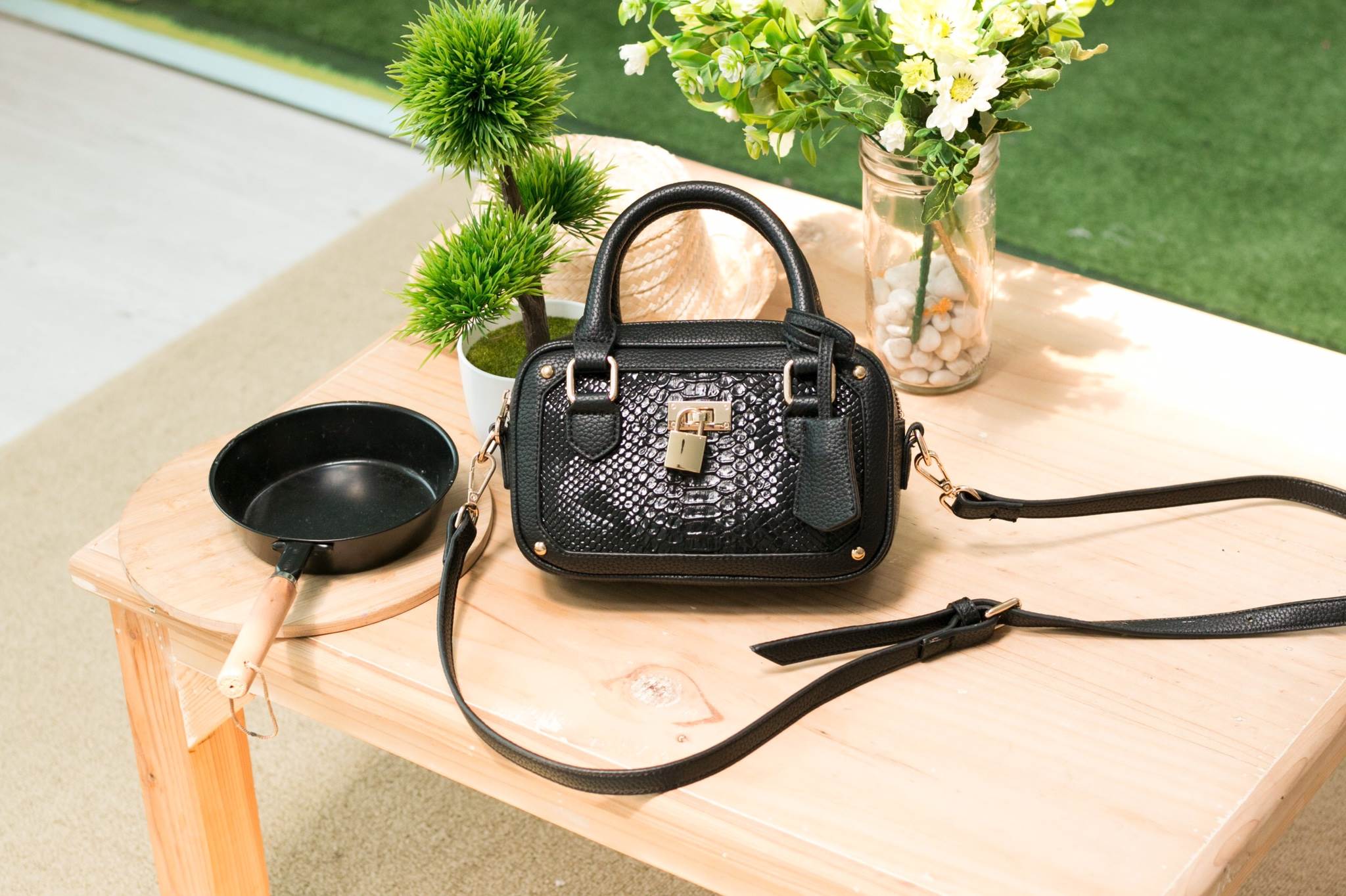 New arrival! KEEP Fancy shoulder bag กระเป๋า ถือ/ สะพาย ขนาดมินิ ตัดหน้งลายงู น่ารักมากคะ ใบนี้ ห้ามพลาดเลย การันตี ความสวย สะพายได้ทุก Look รุ่นนี้ มี 3 สี ดำ เทา ชมพู ภายใน สามารถใส่ โทรศัพท์ ได้ทุกรุ่น มีช่องแบ่งเก็บของ 2 ด้าน น้ำหนักเบา สายสะพาย ปรับไ