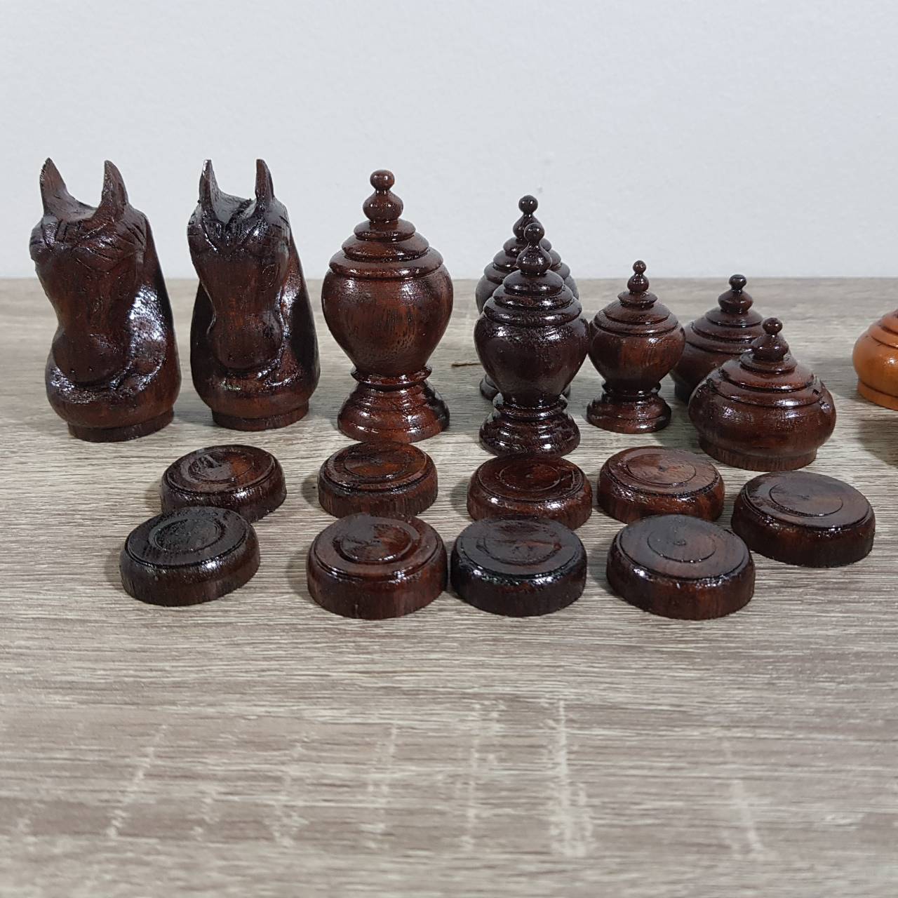 ตัวหมากรุกไทยไม้แกะชุดคาณฑีวะไม้เนื้อแข็ง