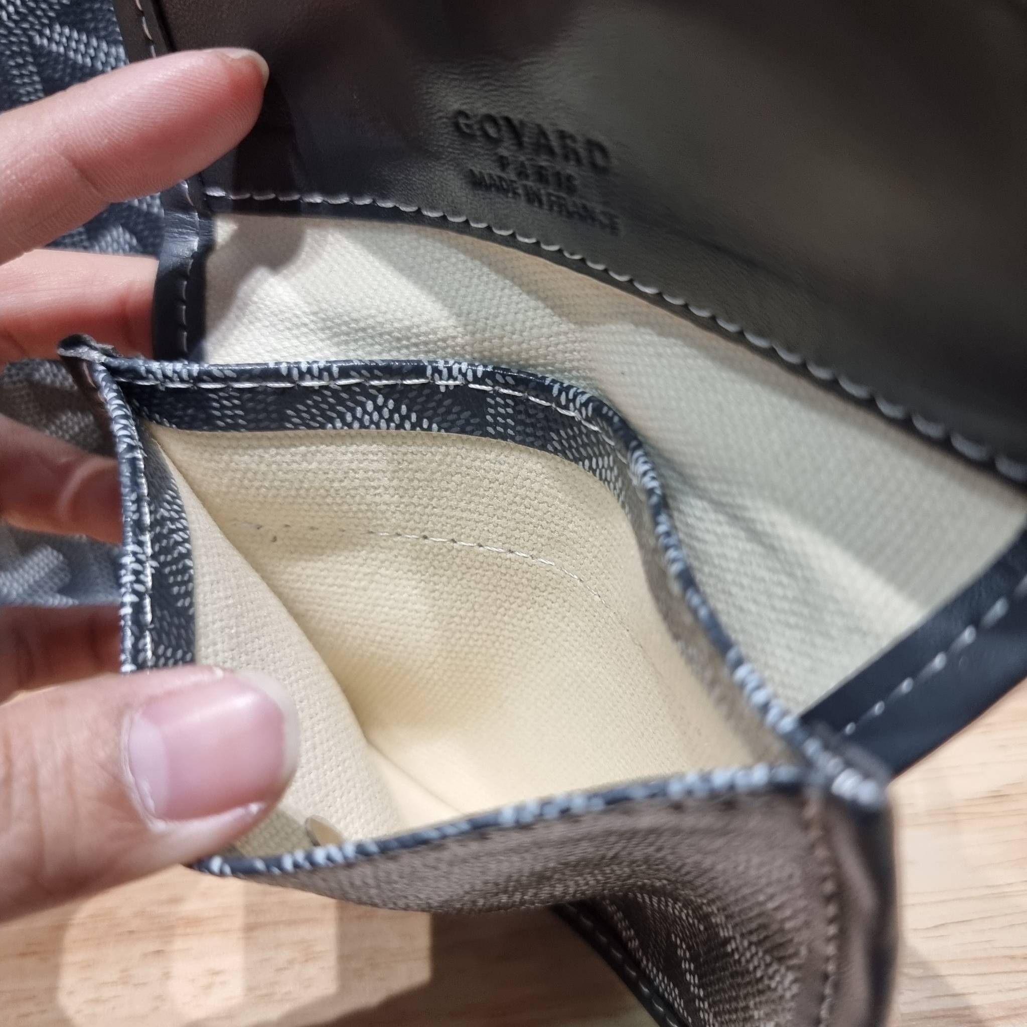 GOYARD MINI ANJOU REVERSIBLE TOTE ฮอตไอเท็ม กับกระเป๋าสะพายทรงโท้ท ไซส์มินิ กะทัดรัดมาก มาครบสีขายดี เลิศทุกสี รูปทรงคลาสสิค ดีไซน์เป็นเอกลักษณ์ ใช้งานได้หลากหลาย สามารถกลับด้านใช้ได้แบบไม่มีเบื่อ