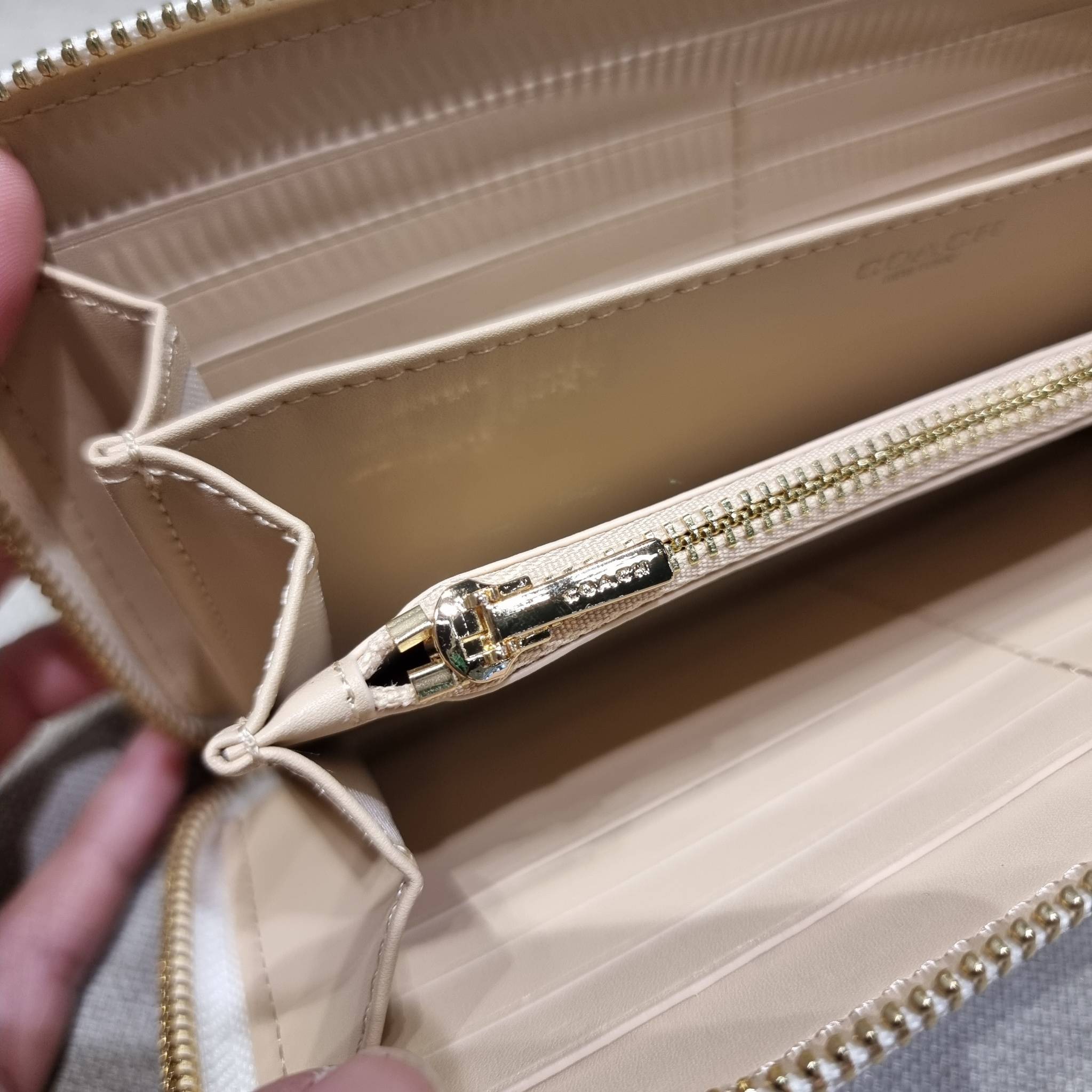 COACH C7410 LONG ZIP AROUND WALLET WITH ORNAMENT PRINT ความสวยต้องส่งต่อ!! คอลเลคชั่นใหม่ 2IN1 คุ้มค่าแบบที่สุด กระเป๋าสตางค์กึ่งคล้องมือ ดีไซน์ลวดลายสดใส น่ารักน่าใช้ คลาสสิคใช้ง่าย ไม่มีเบื่อ วัสดุหนังแคนวาสเคลือบลาย มาพร้อมสายคล้องมือ ถอดออกได้ ภายในใส