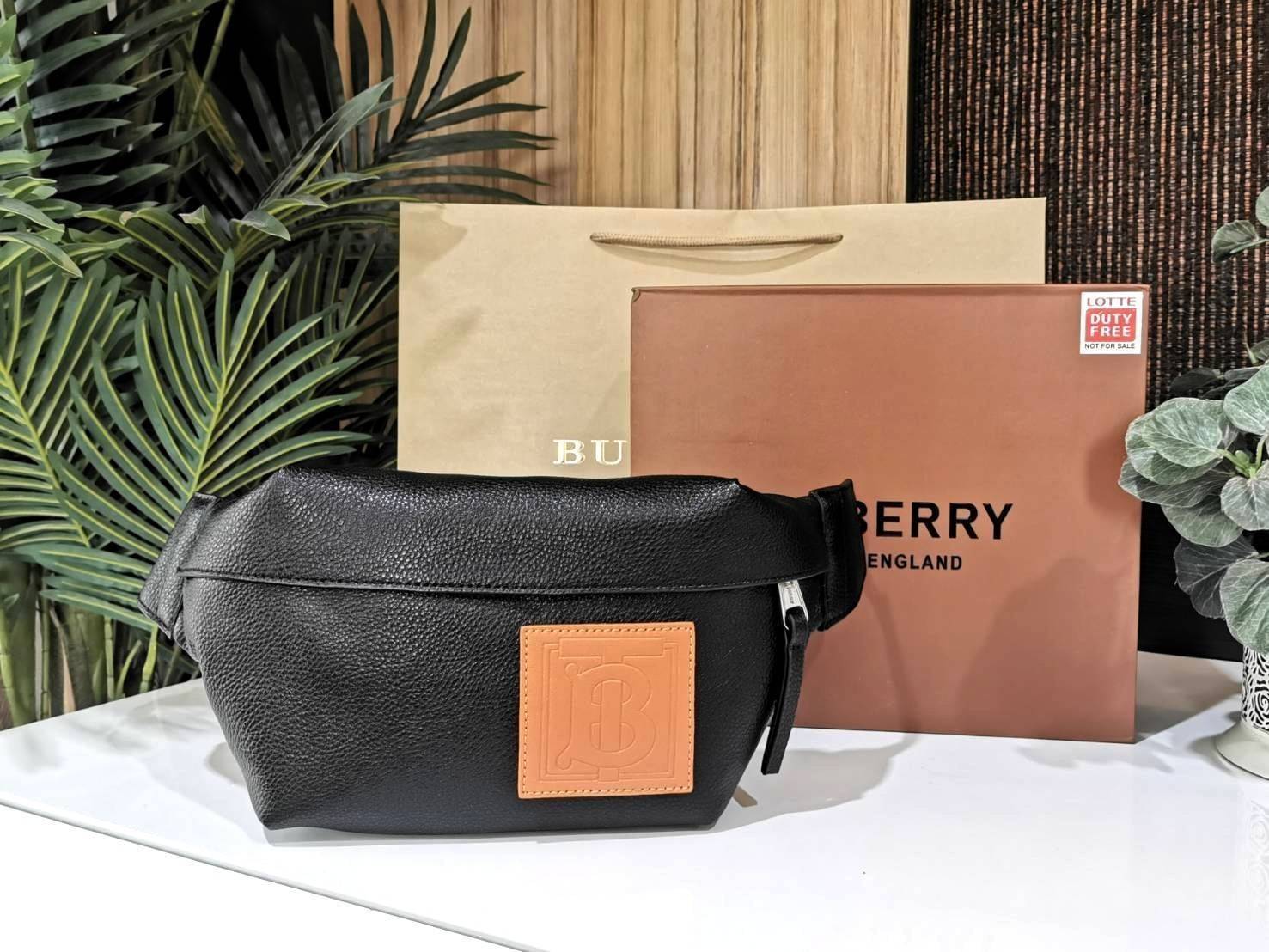 BURBERRY FRAGRANCES WAISTBAG VIP GIFT WITH PURCHASE (GWP) พรีเมี่ยมกิ๊ฟ Limited จากน้ำหอม BURBERRY วัสดุหนังแท้ CalfSkin หนังนิ่มสวยดูดีอยู่ทรงประดับโลโก้แบรนด์ด้านหน้า เปิดปิดด้วยซิปหัวซิปแบรนด์ ขนาดกำลังดี ภายในกว้างและจุค่ะ มีโลโก้ มีช่อง pocket ใช้ใส่