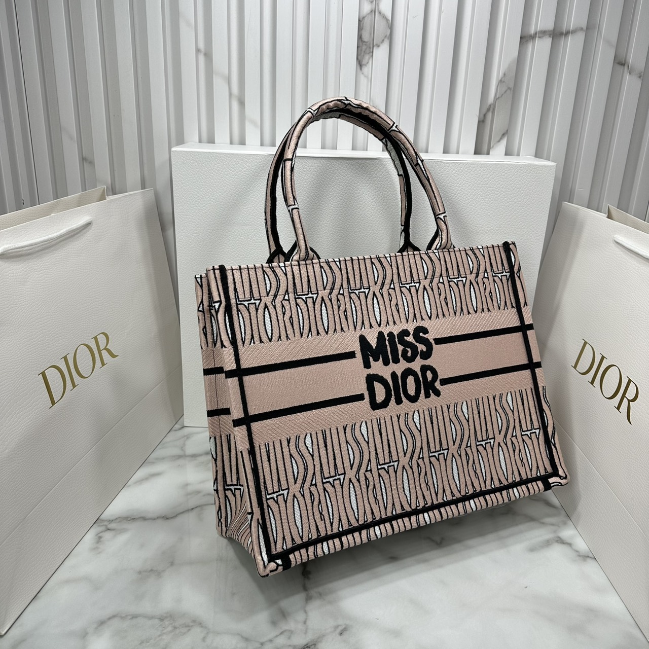 ORI หนังแท้ | Dior Miss Dior Allover Book Tote Handbag 14" กระเป๋าทรงโท้ทคอลใหม่ ดีไซน์ลวดลายกราฟฟิกสวยงามและหรูหราโดดเด่นไม่เหมือนใคร