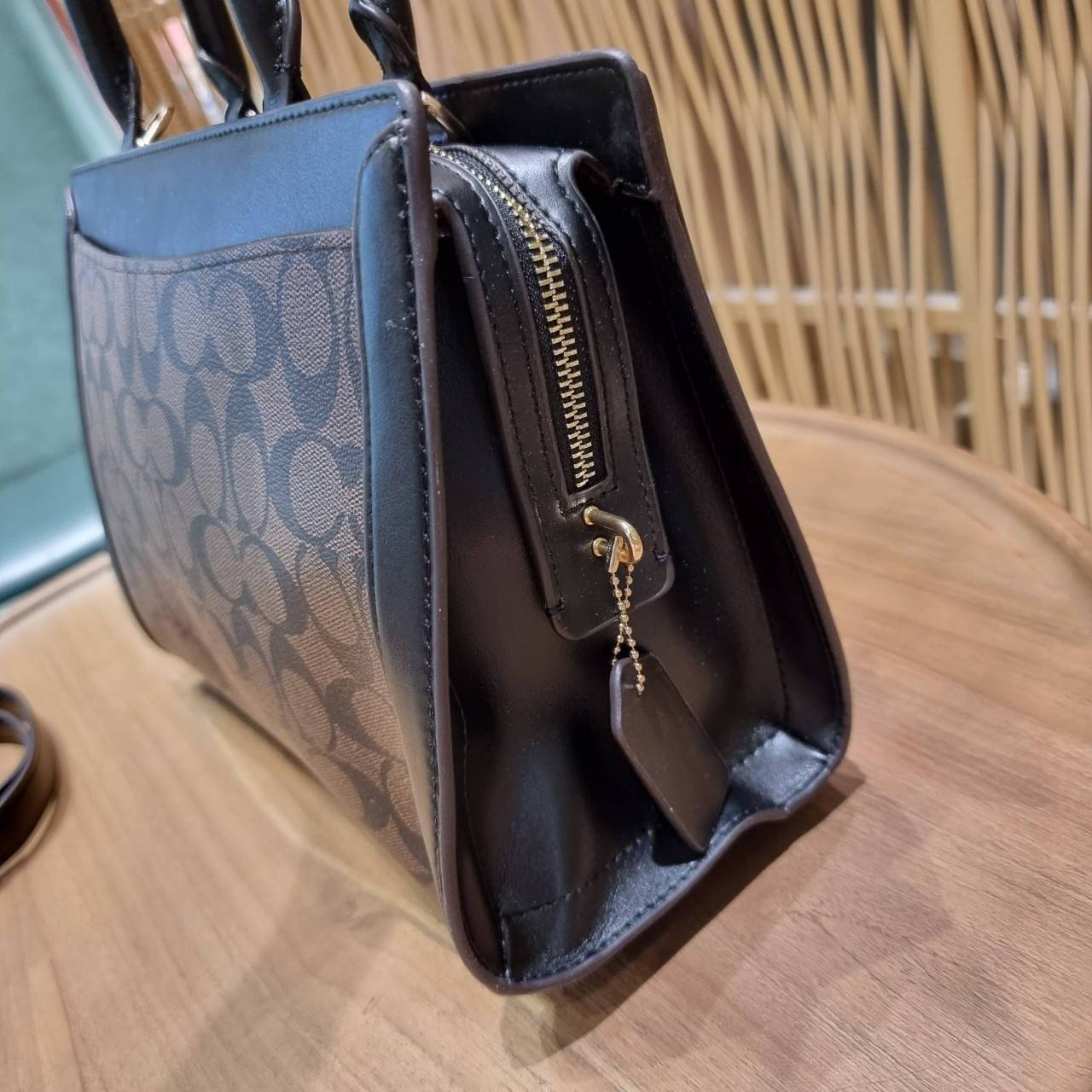 COACH ZOE CARRYALL IN SIGNATURE CANVAS เดอะเบสท์แห่งปี ต้องยกให้พี่คนสวยใบนี้เลย!! รุ่นที่สาวๆตามหา หายากอีกหนึ่ง กระเป๋าถือ/สะพายทรงสวย คลาสสิค ใบใหญ่จุคุ้ม มีดีเทลน่ารักๆที่แม่กุญแจ สามารถล็อคหัวซิปได้ กุญแจซ่อนในพวงหนังห้อยก็น่ารักไปอีก ภายในโล่งกว้าง 