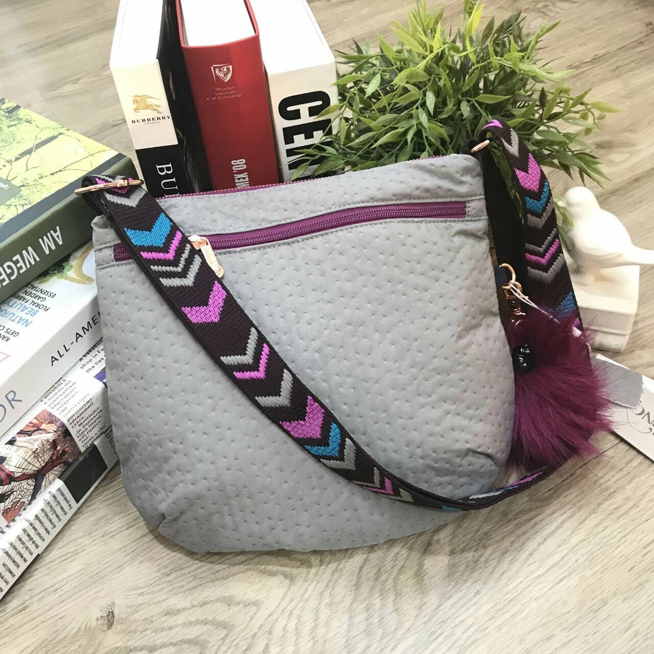 KIPLING ART O SHOULDER BAG กระเป๋าสะพายวัสดุ Nylon+Polyester 100% เปิดปิดด้วยซิปสะดวกใช้หัวซิปเเบรนด์ ภายในมีช่องซิป ช่องใส่มือถือ และสายคล้องพวงกุญแจ ด้านหน้ามี 2 ช่องซิป ด้านหลังมี 1 ช่องซิป สายสะพายยาวเลื่อนปรับได้จะสะพายข้างหรือ Crossbody ฿ก็ดูดี มาพร