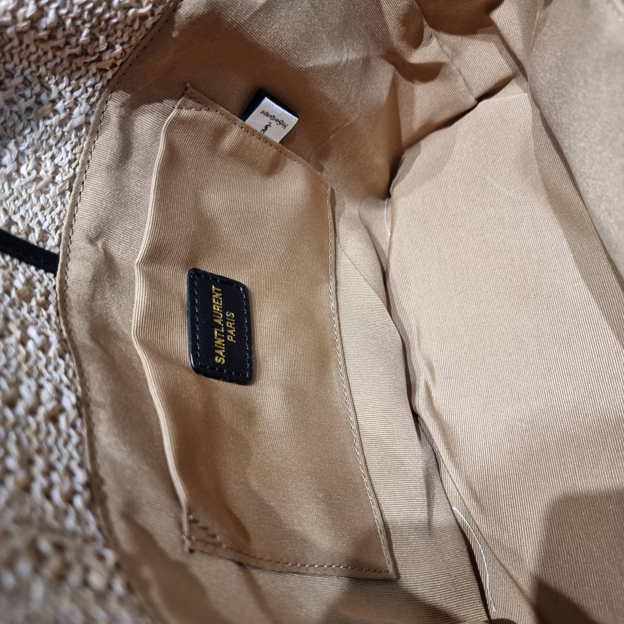 YSL PANIER STUDDED LEATHER TRIMMED WOVEN RAFFIA สวยไม่ซ้ำใคร ใหม่ที่สุด กับกระเป๋าสะพายสานทรงยูนีค ที่เติมดีเทลความหรูด้วยสายหนังคาดตกแต่ง ดูแพงไปอีก