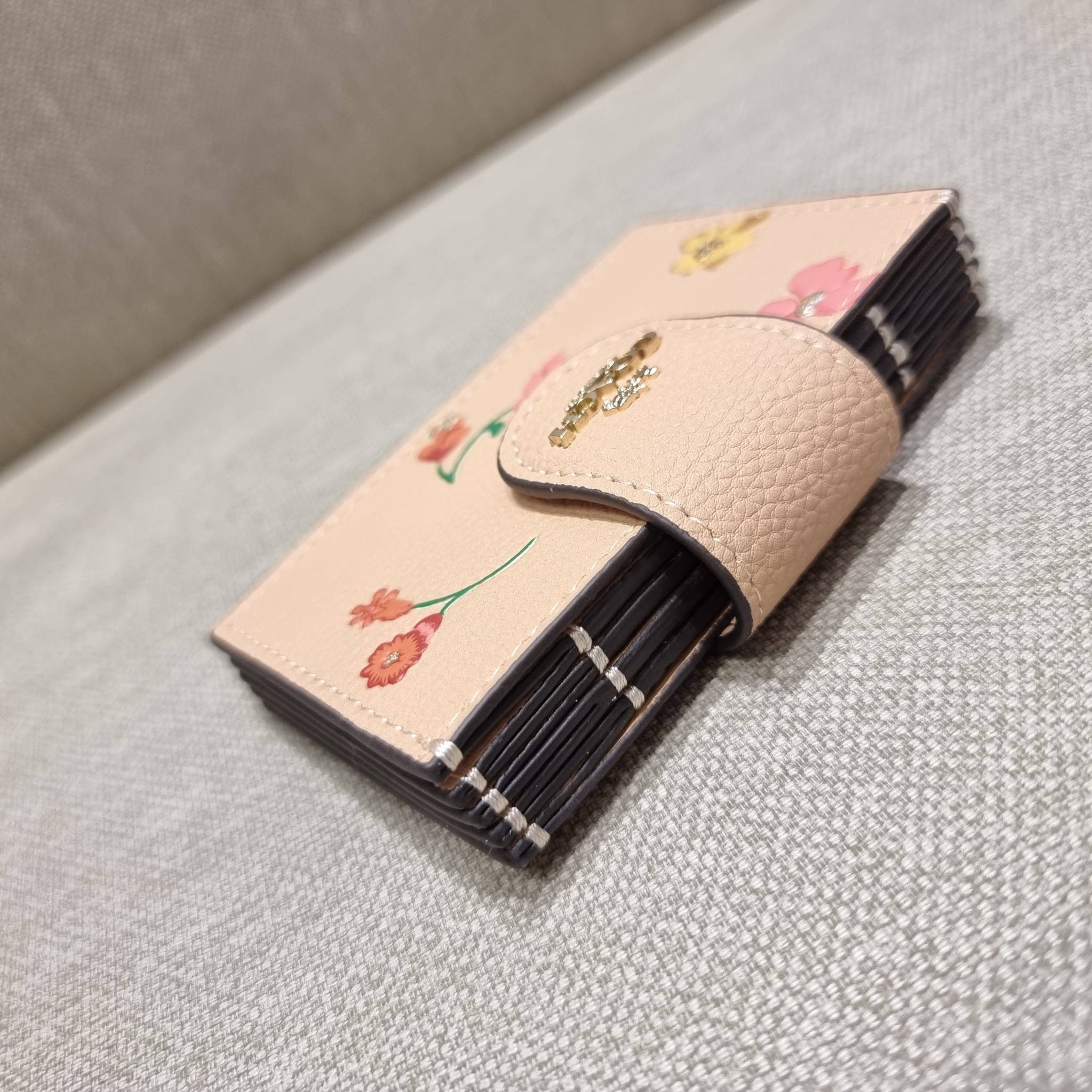 COACH C8325 ACCORDION CARD CASE WITH DREAMY LAND FLORAL PRINT ไอเท็มที่ทำใจฟูจัดเลยจ้า กับกระเป๋าถนอมบัตร ที่สาวๆตามหา ดีไซน์ลวดลายน่ารักมากๆ ขนาดกะทัดรัด พกพาสะดวก วัสดุหนัง pepble ภายในเป็นช่องใส่บัตรได้หลายใบ เหมาะมากสำหรับใครที่มองหากระเป๋าแบ่งสัดส่วน