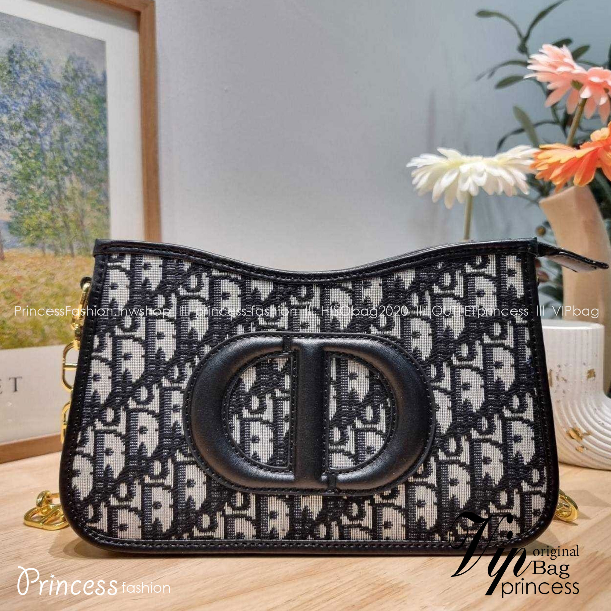 CD SIGNATURE HOBO MINI BAG กระเป๋าสะพายซิกเนเจอร์ โดดเด่นด้วยโลโก้เอกลักษณ์