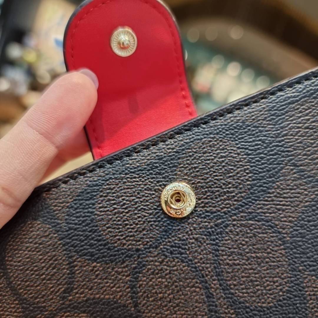 COACH C0082 MEDIUM CORNER ZIP WALLET IN SIGNATURE CANVAS ดีไซน์ใหม่ล่าสุด!! กระเป๋าสตางค์ใบกลาง 👛 ขนาดกำลังเหมาะมือ วัสดุหนังแคนวาสเคลือบลาย ดูแลรักษาง่าย มีช่องใส่บัตรและธนบัตรครบ และช่องซิปแยกไว้ใส่เหรียญ ครบเซ็ทแบบนี้เหมาะส่งต่อเป็นของขวัญที่สุ