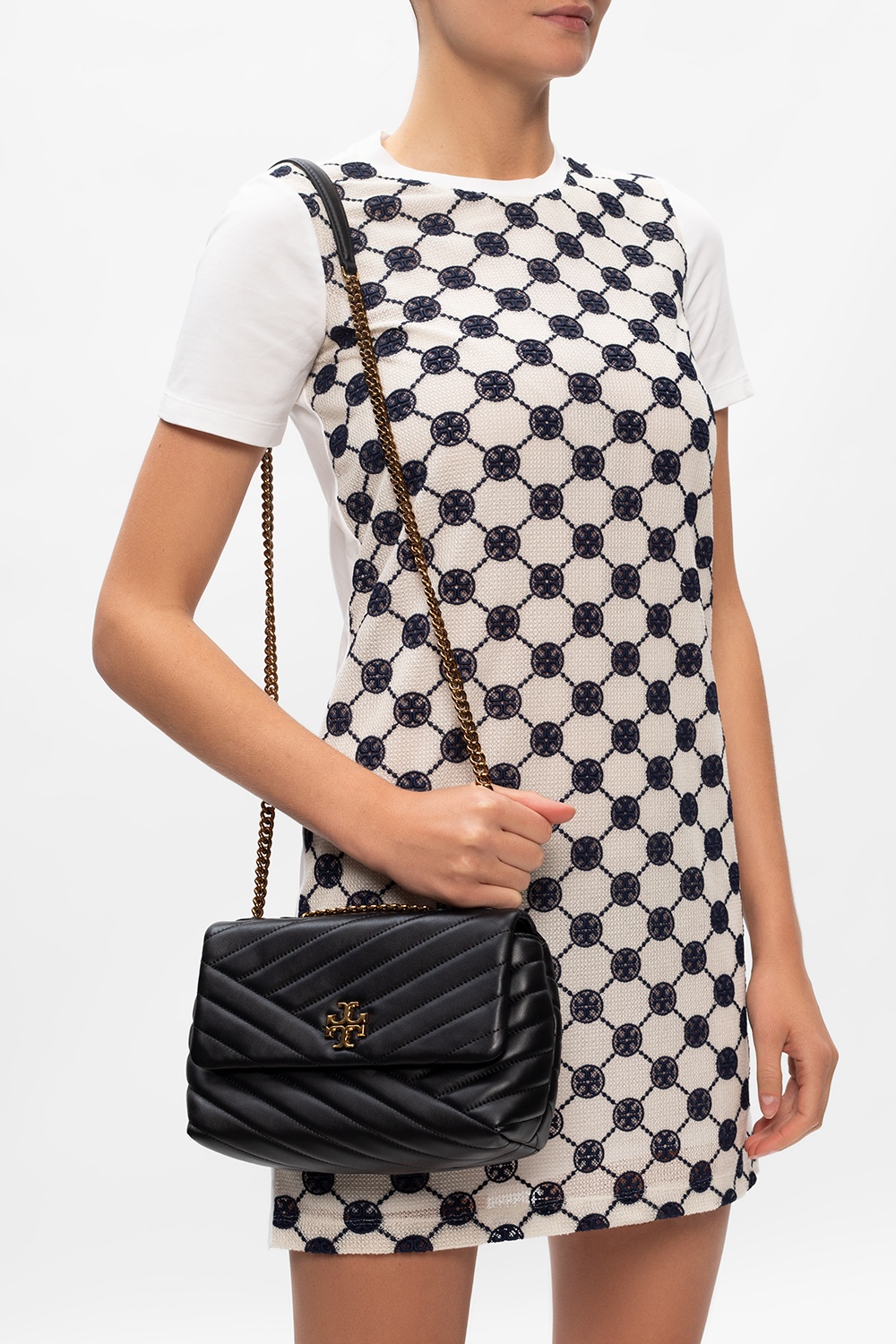 Small : Tory Burch Kira Chevron Small Convertible Shoulder Bag เป็นกระเป๋าที่ใช้ในการออกงานสำคัญหรือวันที่มีปาร์ตี้สังสรรค์ คุณควรเลือกใช้กระเป๋าที่มีดีไซน์สะดุดตา เพราะจะช่วยยกระดับและเพิ่มเสน่ห์ให้กับตัวคุณเองมากยิ่งขึ้น หากเป็นงานทางการ เช่น งานราตรีสุ
