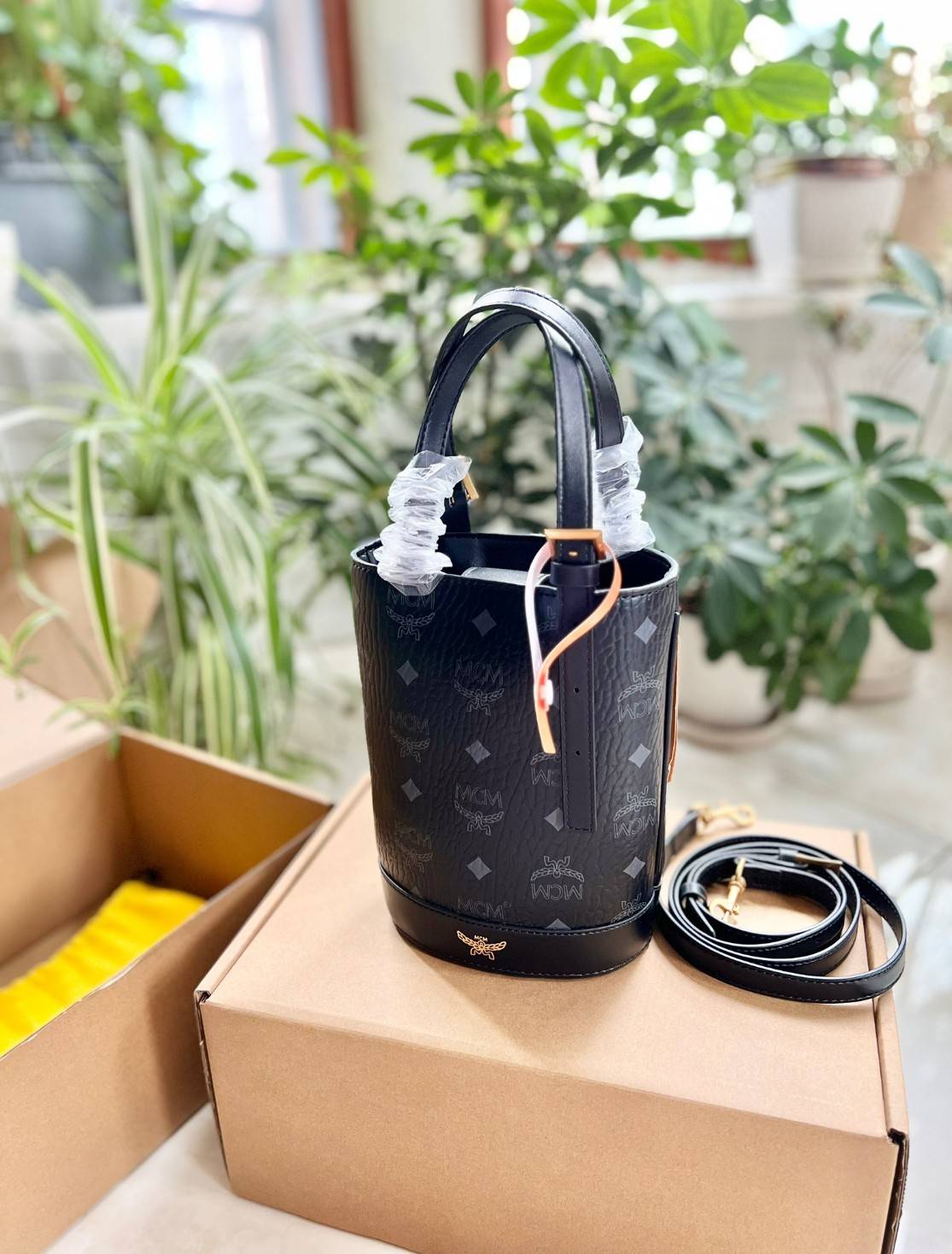 M.C.M AREN BUCKET TOTE IN VISETOS กระเป๋าทรงบัคเก็ต ขนาดกำลังสวย ไอเท็มใหม่ เกรดท็อปออริ 1:1 สลับแท้