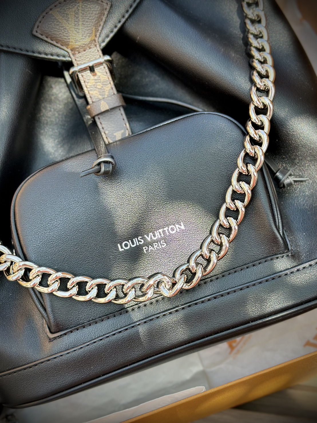 LV Montsouris Vibe PM Backpack bag กระเป๋าเป้รุ่นใหม่สุดหรู หนังแท้สวยเงางามเป็นเอกลักษณ์ 🤍 สินค้าเกรดออริจินอล ภาพถ่ายจากงานขายจริง ใช้งานต่างประเทศได้