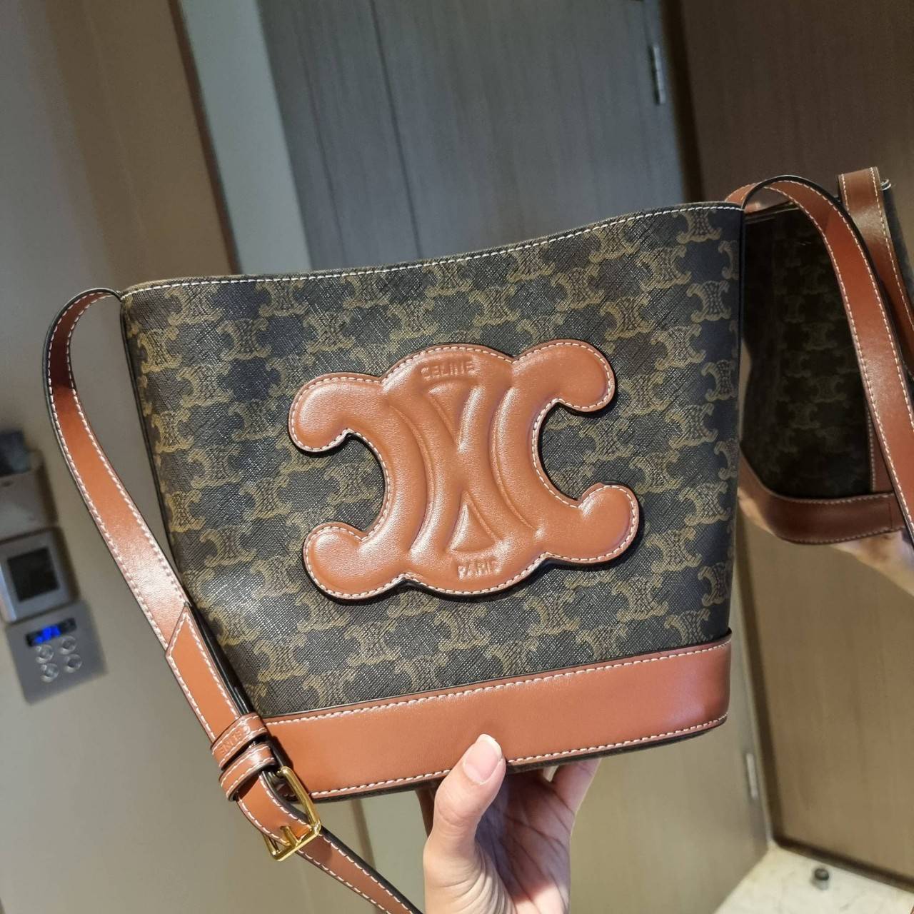 VIP 】CELINE BUCKET BAG CUIR TRIOMPHE คอลเลคชั่นใหม่ ฮิตข้ามปี กับกระเป๋าสะพายทรงถัง ใช้งานง่ายที่สุด สายสะพายในตัว ปรับใช้ได้เลย วัสดุหนังวัว เรียบหรู ผู้ดีไปอีก โดดเด่นด้วยโลโก้เอกลักษณ์ มีกระดุมปิดที่ปากกระเป๋า ภายในโล่งกว้าง ใส่ของแบบจุๆไปเลย เป็นรุ่นท