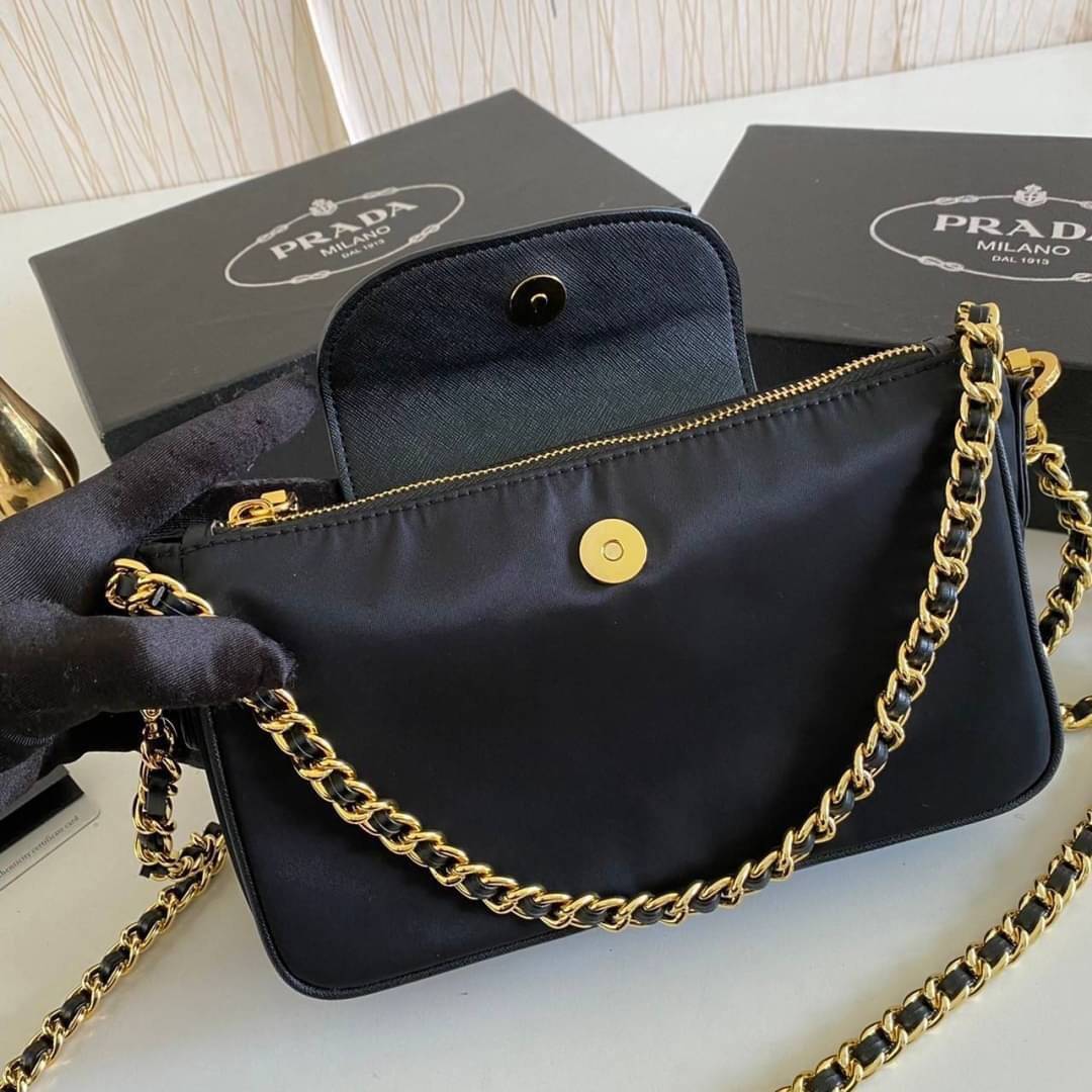 PRADA Tessuto Nylon Convertible Clutch Sling Bag / PRADA nylon crossbody bag เกรดใช้สลับใบจริง หนังแท้ ออริจินอล ใช้งานต่างประเทศได้ รุ่นในตำนานจริงๆ ค่ะ ณ ปัจจุบันยังสวยอยู่ และยังเป็นรุ่นนี้ลูกค้าเรียกร้องตลอดจริงๆ อะไหล่ โซ่เงาสวย