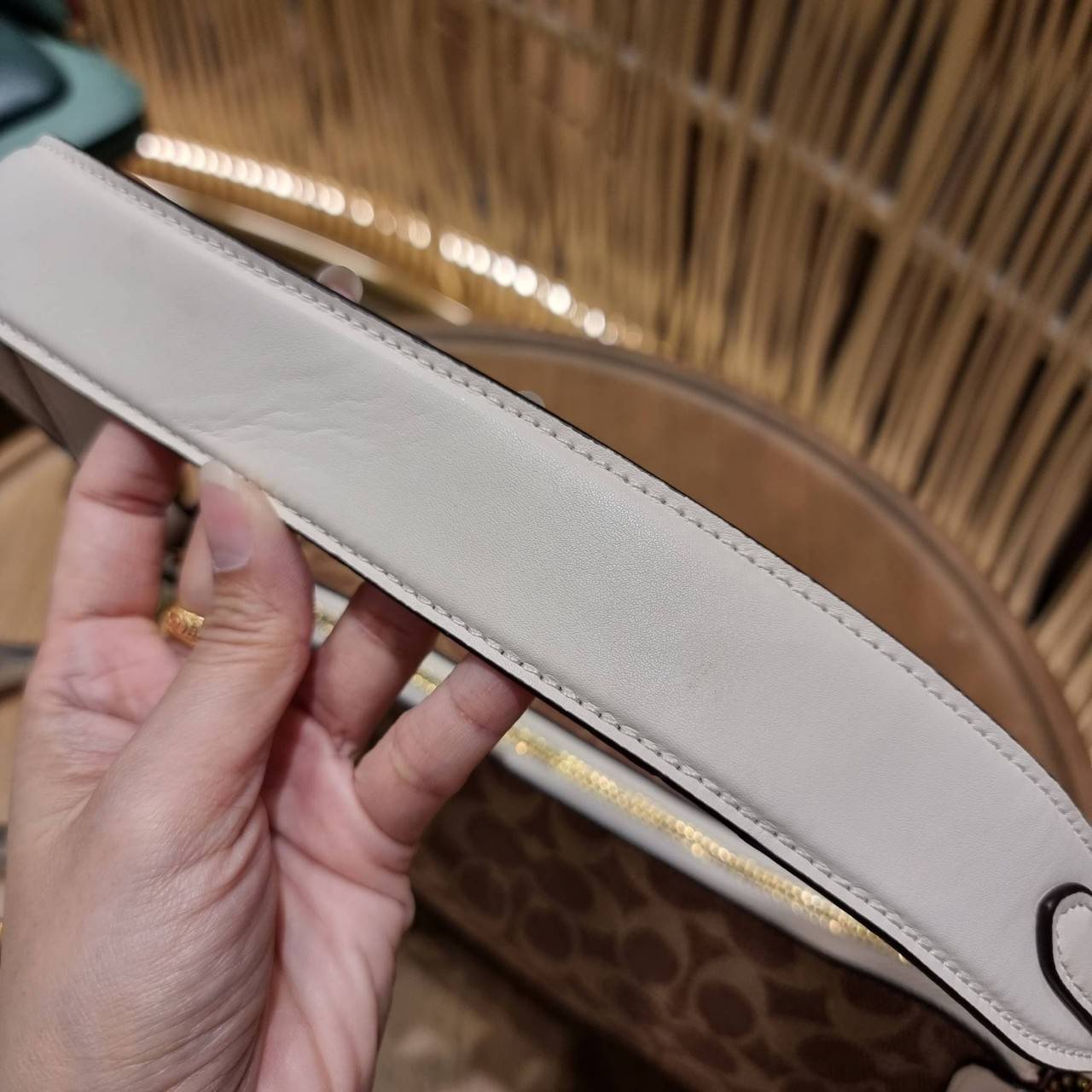 COACH 52577 SUTTON CROSSBODY IN SIGNATURE CANVAS กระเป๋าสะพายไหล่ สวยคลาสสิค สไตล์วินเทจ ใบใหญ่จุใจ วัสดุหนังแคนวาสเคลือบลาย สายคล้องไหล่ในตัว ภายในโล่งกว้าง จุของได้เยอะแน่นๆ มาพร้อมสายสะพาย crossbody ที่จะถอดออก หรือจะสะพายก็เก๋ สวยโดดเด่นแน่นอน พร้อมเส