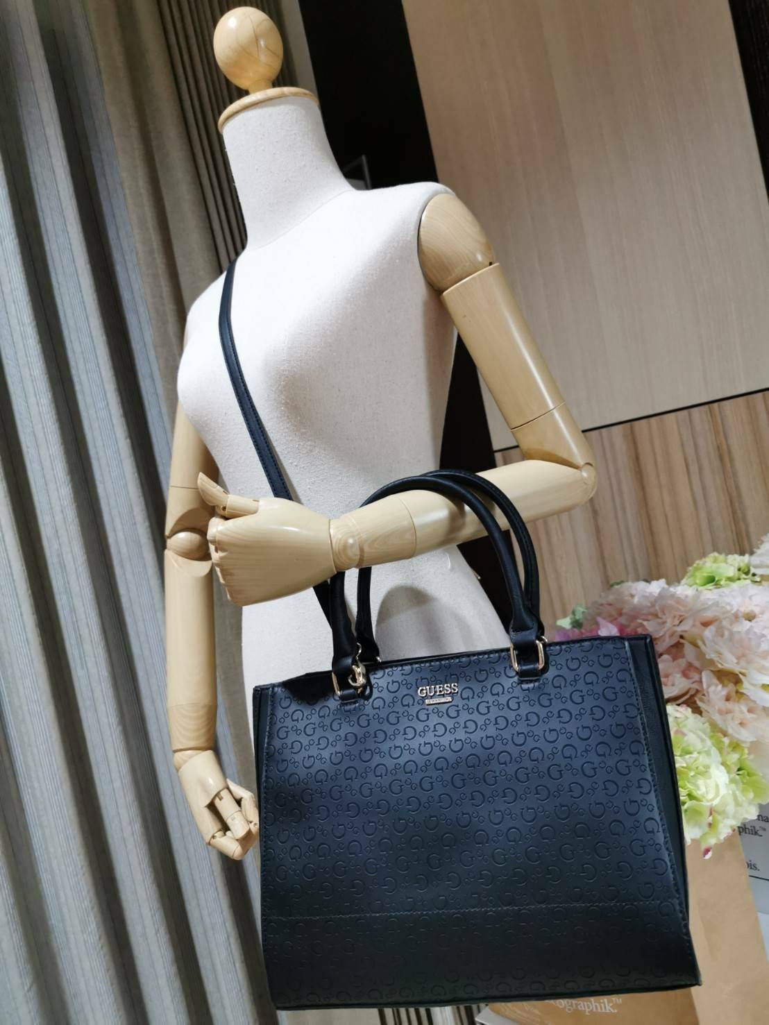 GUESS SINGNATURE SHOPPER BAG กระเป๋าถือหรือสะพายรุ่นล่าสุดจาก GUESS FACTORY หนังสวยอยู่ทรงปั้มลาย Singnature Brand รอบใบ ด้านหน้าประดับโลโก้แบรนด์ หูหิ้วเเข็งเเรงพับลงได้ เปิดปิดด้วยซิปสะดวกใช้ ขนาดกำลังดี ภายในมีช่องซิปและช่องใส่ของ กว้างและจุ น้ำหนักเบา