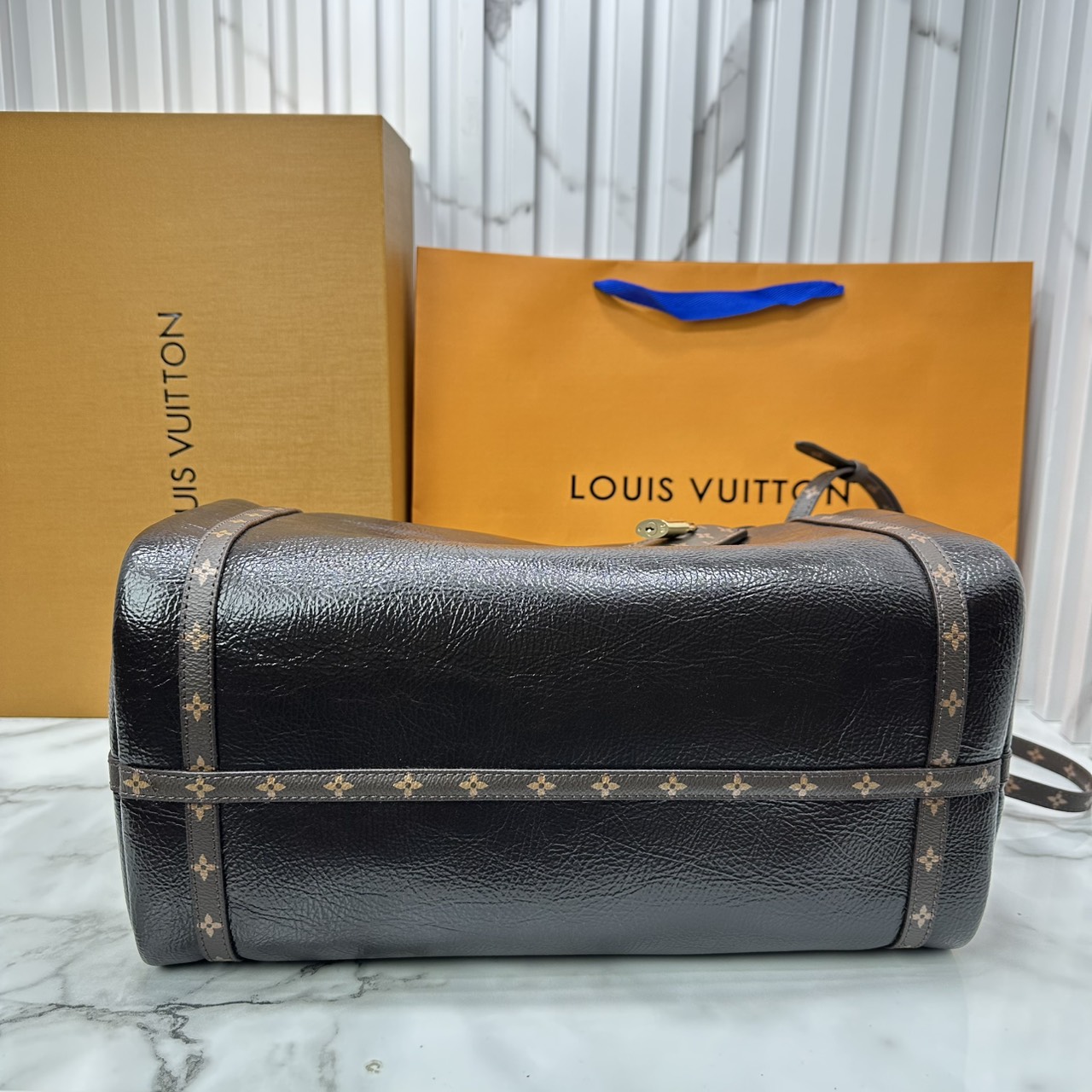 ORI หนังแท้ | LV Express MM Bag 30cm กระเป๋าสะพายทรงหมอนสปีดี้ดีไซน์ใหม่ล่าสุด โฉบเฉี่ยว แต่งคาดหน้าโมโนแกรมโดดเด่น ตัวกระเป๋าสีพื้นตัดกันอย่างลงตัว พร้อมหูแบบจับยาวถอดได้จะถือหรือคล้องไหล่ก็เก๋