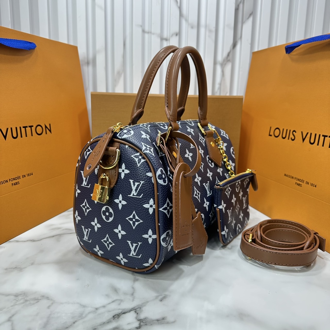 ORI หนังแท้ | LV Speedy P9 Bandoulière 25 Bag กระเป๋าสะพายทรงหมอนสปีดี้ คอลใหม่ล่าสุดหรูหราโดดเด่น รูปทรงใช้งานง่ายสวยตลอดกาล ใช้ได้กับทุกลุค ทุกโอกาส ภายในโล่งกว้างมาก ใส่ของสำคัญได้ครบแน่นอนจ้า